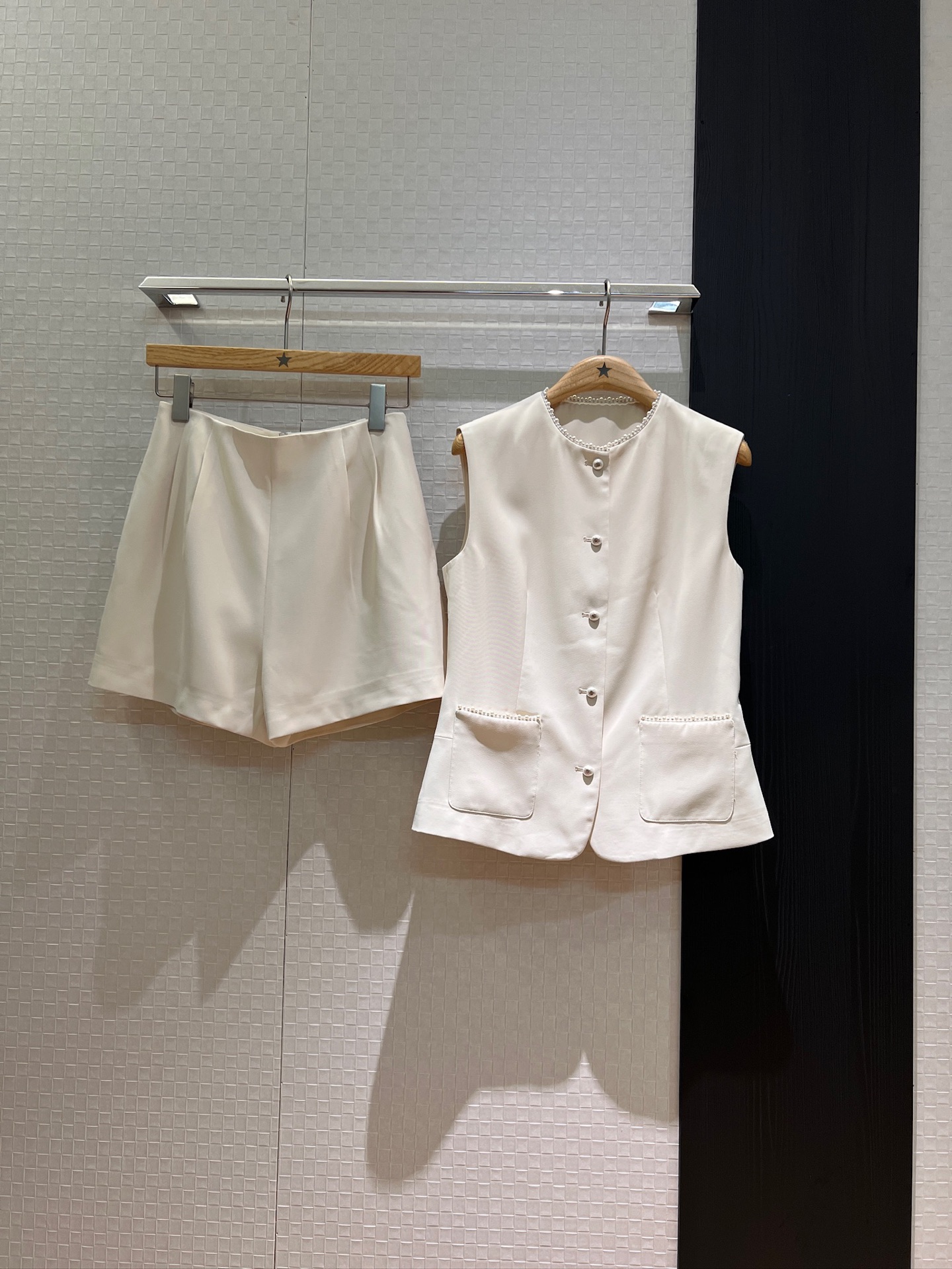 NO:431425,New style of Heavy Industry Exquisite Pearl Edge Decoration Set, Waistless Sleeveless Top Simple Shorts, Temperament Commuter, Celebrity Style SML,, Shorts, Alexander Wang19860909新款来袭重工精致珍珠边装饰套装 收腰无袖上衣简约短裤 气质通勤 名媛范儿SML,,shorts,alexander wang,Women's clothing