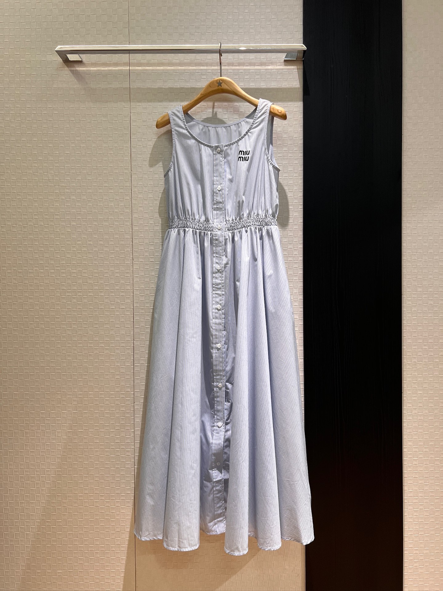 NO:431441,New embroidered logo letter striped sleeveless dress vest skirt breasts waist design Must have miu style outfits on both sides SML, miumiu, skirts, alexander wang19860909新款刺绣logo字母条纹无袖连衣裙 背心裙排扣打揽收腰设计 两侧口袋miu式穿搭必备 SML,,miumiu,skirts,alexander wang,Women's clothing