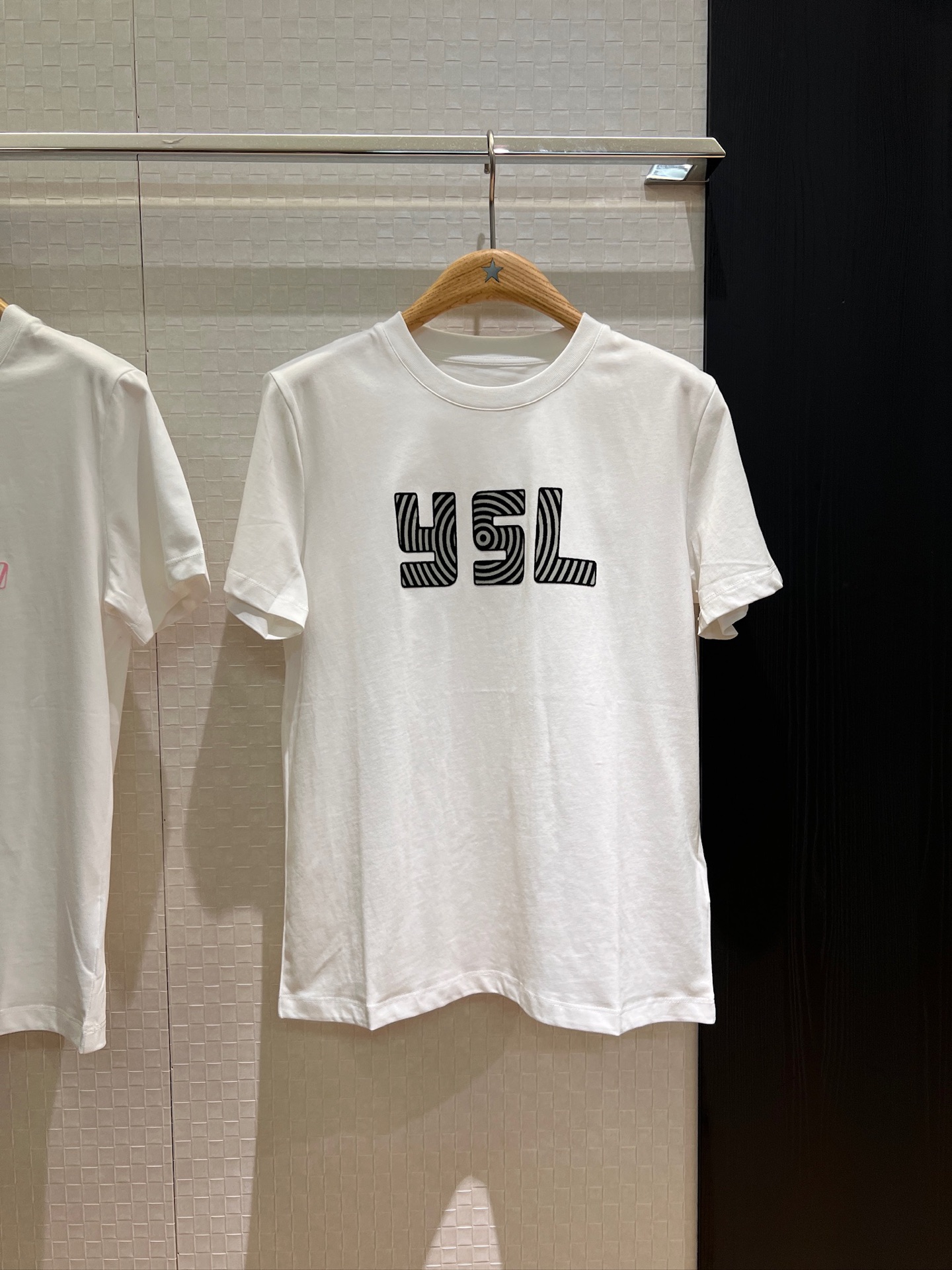 NO:431493,New YSL flocking printed loose T-shirt simple and casual loose and versatile black gray white SML m, saint laurent,tees, t-shirt, alexander wang19860909新款YSL植绒印花宽松T恤简约休闲 宽松百搭 黑色灰色白色 SML m,,saint laurent,tees，t-shirt,alexander wang,Women's clothing