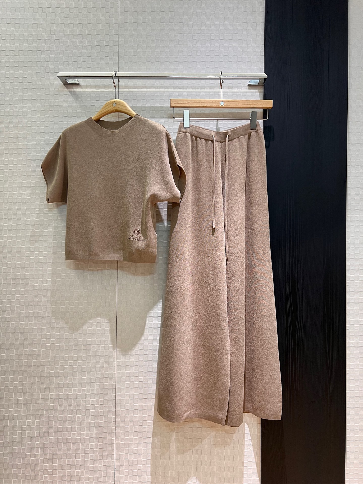 NO:432128,New LP old money style minimalist casual knitted suit round neck drop rotator sleeve top elastic waist wide-leg pants vacation versatile, must-have for age reduction khaki white SML, loro piano, alexander wang19860909新款LP老钱风 极简休闲针织套装圆领落肩袖上衣松紧腰阔腿裤 度假百搭 减龄必备 卡其白色 SML,,loro piana,alexander wang,Women's clothing