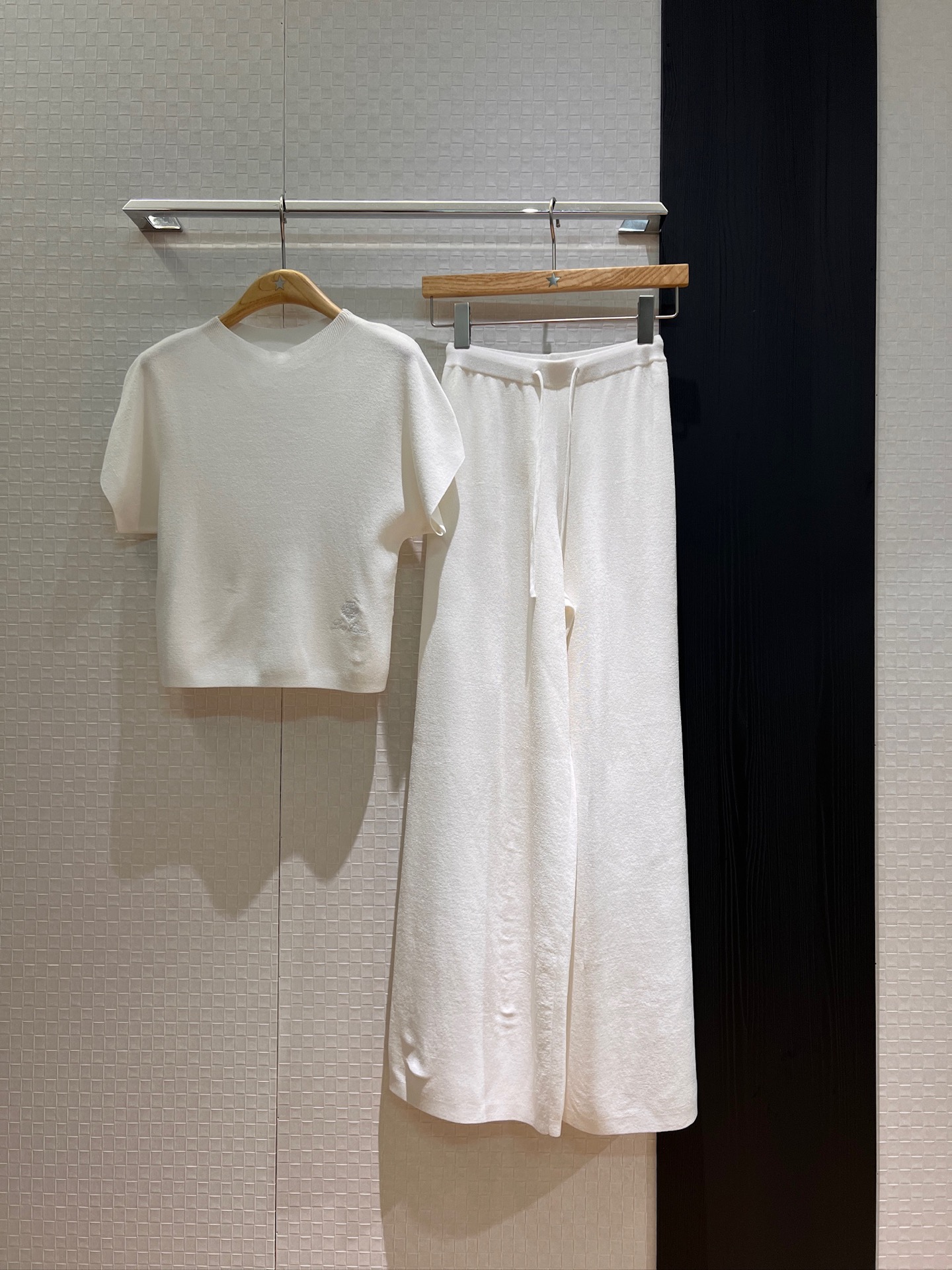 NO:432138,New LP old money style minimalist casual knitted suit round neck drop rotator sleeve top elastic waist wide-leg pants vacation versatile, must-have for age reduction khaki white SML, loro piano, alexander wang19860909新款LP老钱风 极简休闲针织套装圆领落肩袖上衣松紧腰阔腿裤 度假百搭 减龄必备 卡其白色 SML,,loro piana,alexander wang,Women's clothing