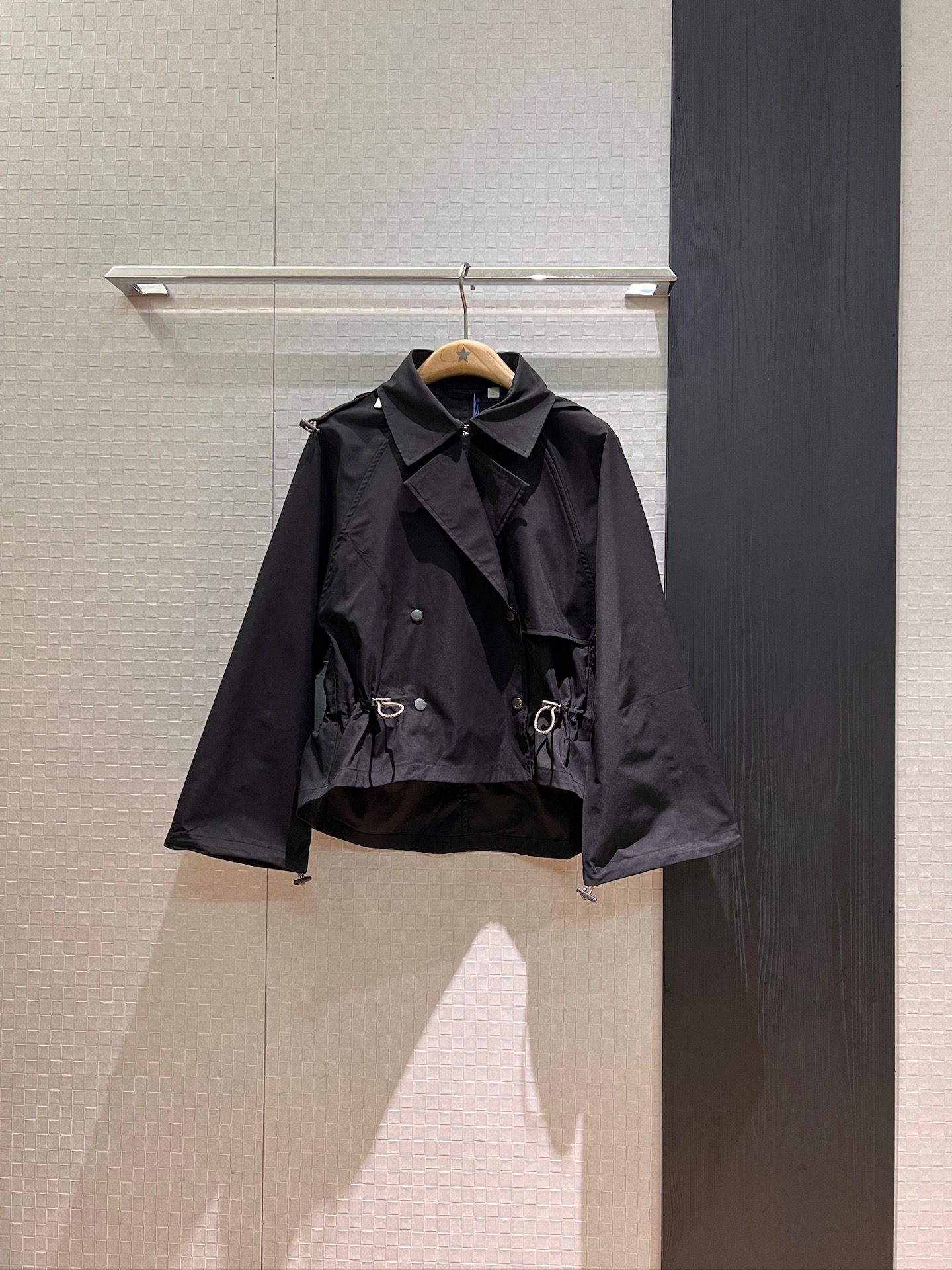 NO:432147,The new style of Chongchong Tang is the same as the hooded drawstring waist short windbreaker jacket can be taken off, the cuffs can also adjust the opening of the hardware accessories. The front is short and the back is long. The casual and loose black military green pink autumn pear yellow S-XL,, jackets & coats,hats,alexander wang19860909新款冲冲汤唯同款 连帽抽绳收腰短款风衣外套帽子可脱卸 袖口也能调节收口五金配件开模 下摆前短后长 休闲宽松 黑色军绿粉色秋梨黄 S-XL,,jackets & coats,hats,alexander wang,Women's clothing