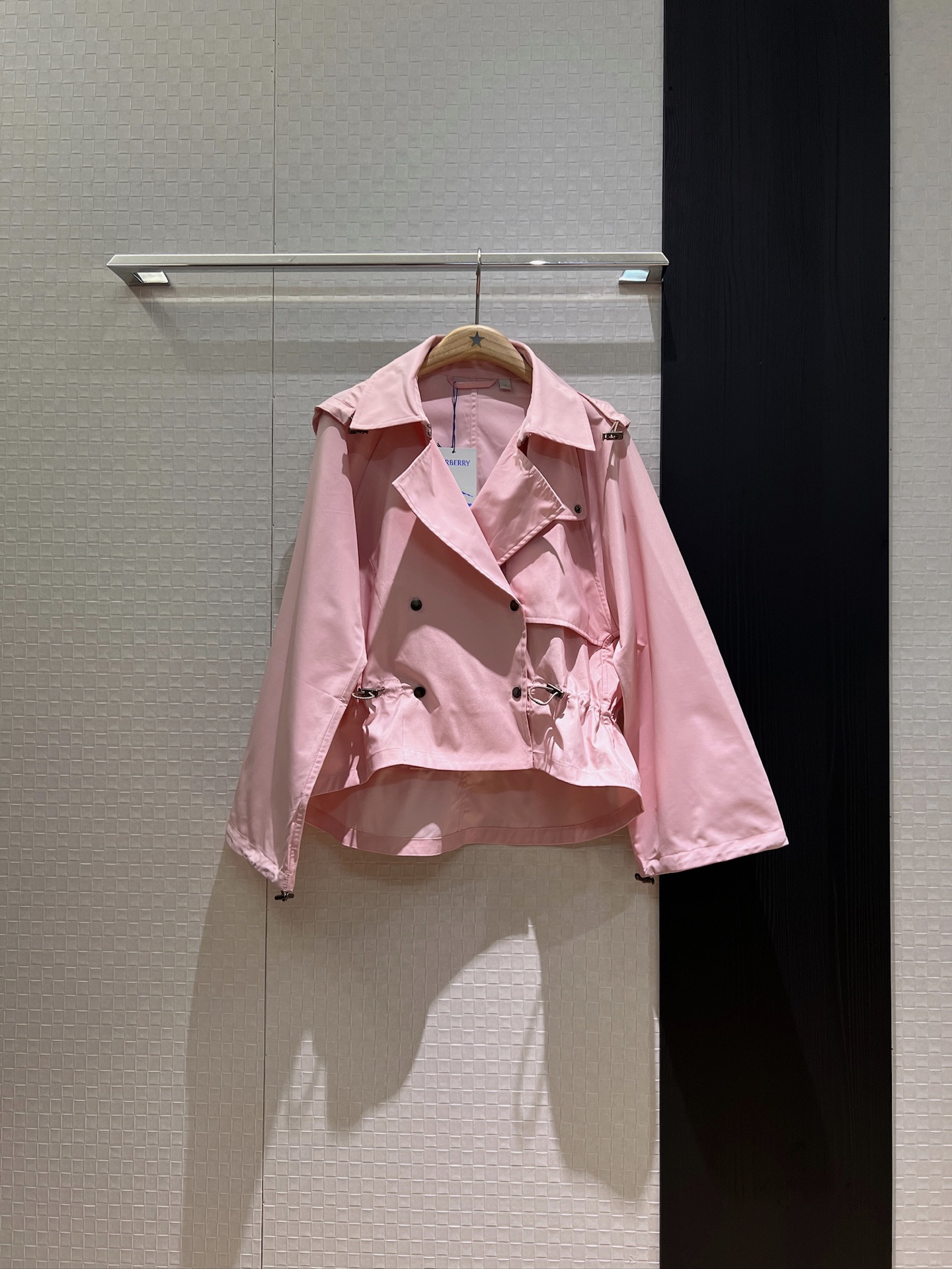 NO:432157,The new style of Chongchong Tang is the same as the hooded drawstring waist short windbreaker jacket can be taken off, the cuffs can also adjust the opening of the closing hardware accessories. The hem is short in front and long in the back, casual and loose black military green pink autumn pear yellow S-XL,, jackets & coats,hats,alexander wang19860909新款冲冲汤唯同款 连帽抽绳收腰短款风衣外套帽子可脱卸 袖口也能调节收口五金配件开模 下摆前短后长 休闲宽松 黑色军绿粉色秋梨黄 S-XL,,jackets & coats,hats,alexander wang,Women's clothing