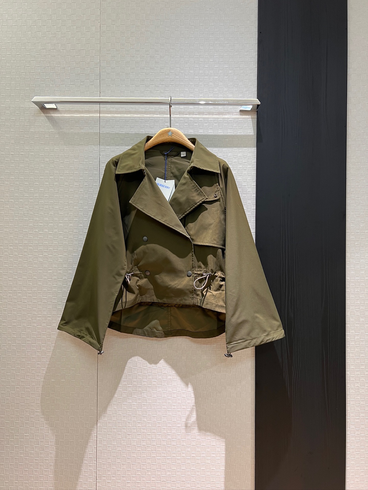 NO:432169,The new style of Chongchong Tang is the same as the hooded drawstring waist short windbreaker jacket can be taken off, the cuffs can also adjust the opening of the closing hardware accessories. The hem is short in front and long in the back, casual and loose black military green pink autumn pear yellow S-XL,, jackets & coats,hats,alexander wang19860909新款冲冲汤唯同款 连帽抽绳收腰短款风衣外套帽子可脱卸 袖口也能调节收口五金配件开模 下摆前短后长 休闲宽松 黑色军绿粉色秋梨黄 S-XL,,jackets & coats,hats,alexander wang,Women's clothing