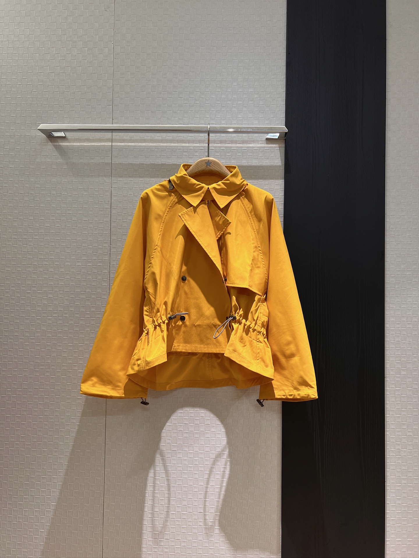 NO:432181,The new style of Chongchong Tang is the same as the hooded drawstring waist short windbreaker jacket can be taken off, the cuffs can also adjust the opening of the hardware accessories. The front is short and the back is long. The casual and loose black military green pink autumn pear yellow S-XL,, jackets & coats,hats,alexander wang19860909新款冲冲汤唯同款 连帽抽绳收腰短款风衣外套帽子可脱卸 袖口也能调节收口五金配件开模 下摆前短后长 休闲宽松 黑色军绿粉色秋梨黄 S-XL,,jackets & coats,hats,alexander wang,Women's clothing