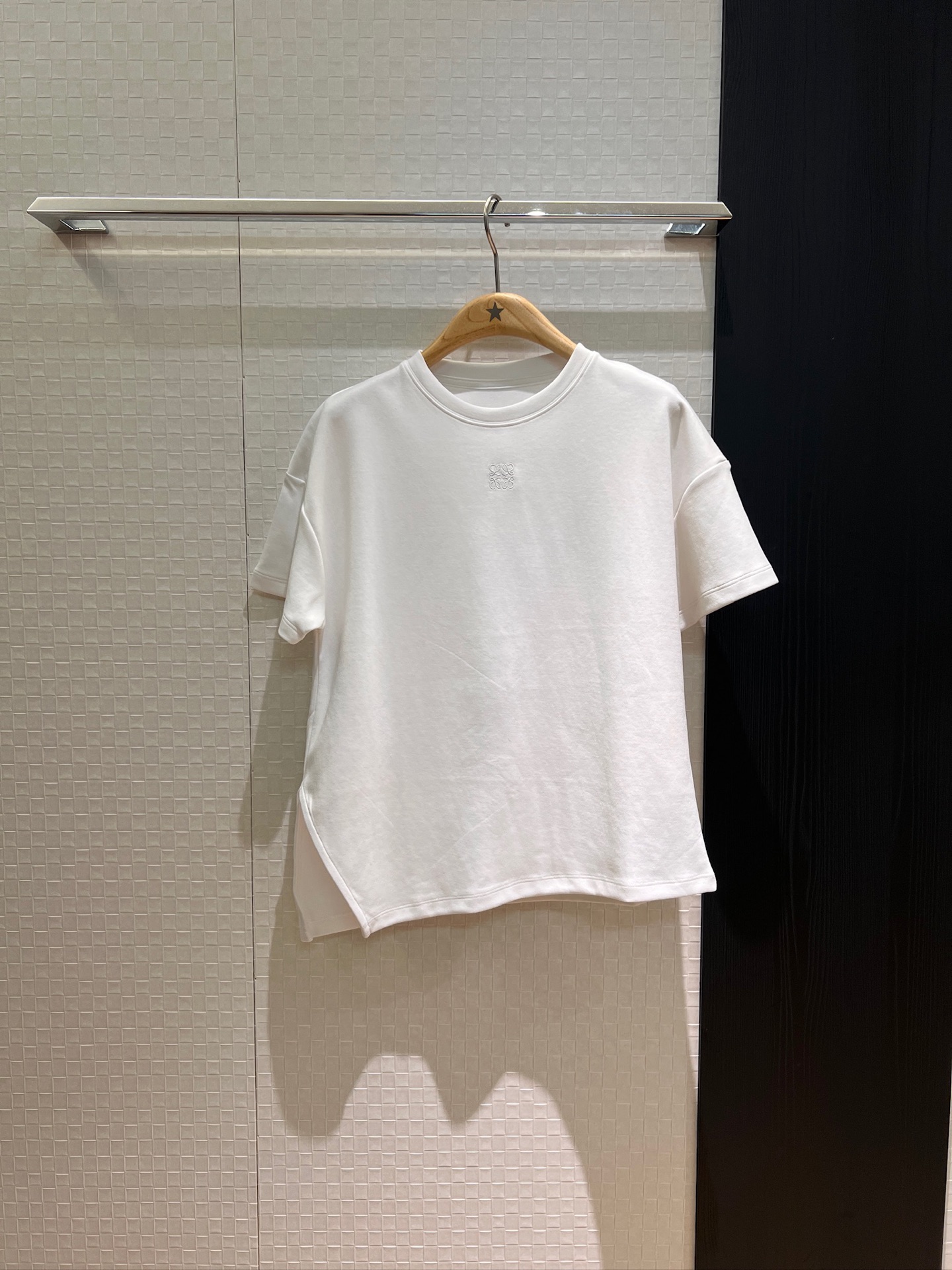 NO:432183,New neckline chest embroidered logo logo decorative T-shirt irregular hem slit design Simple casual black and white khaki SML, tees, t-shirt, alexander wang19860909新款领口胸前刺绣logo徽标装饰T恤 不规则下摆开叉设计 简约休闲黑白卡其 SML,,tees，t-shirt,alexander wang,Women's clothing