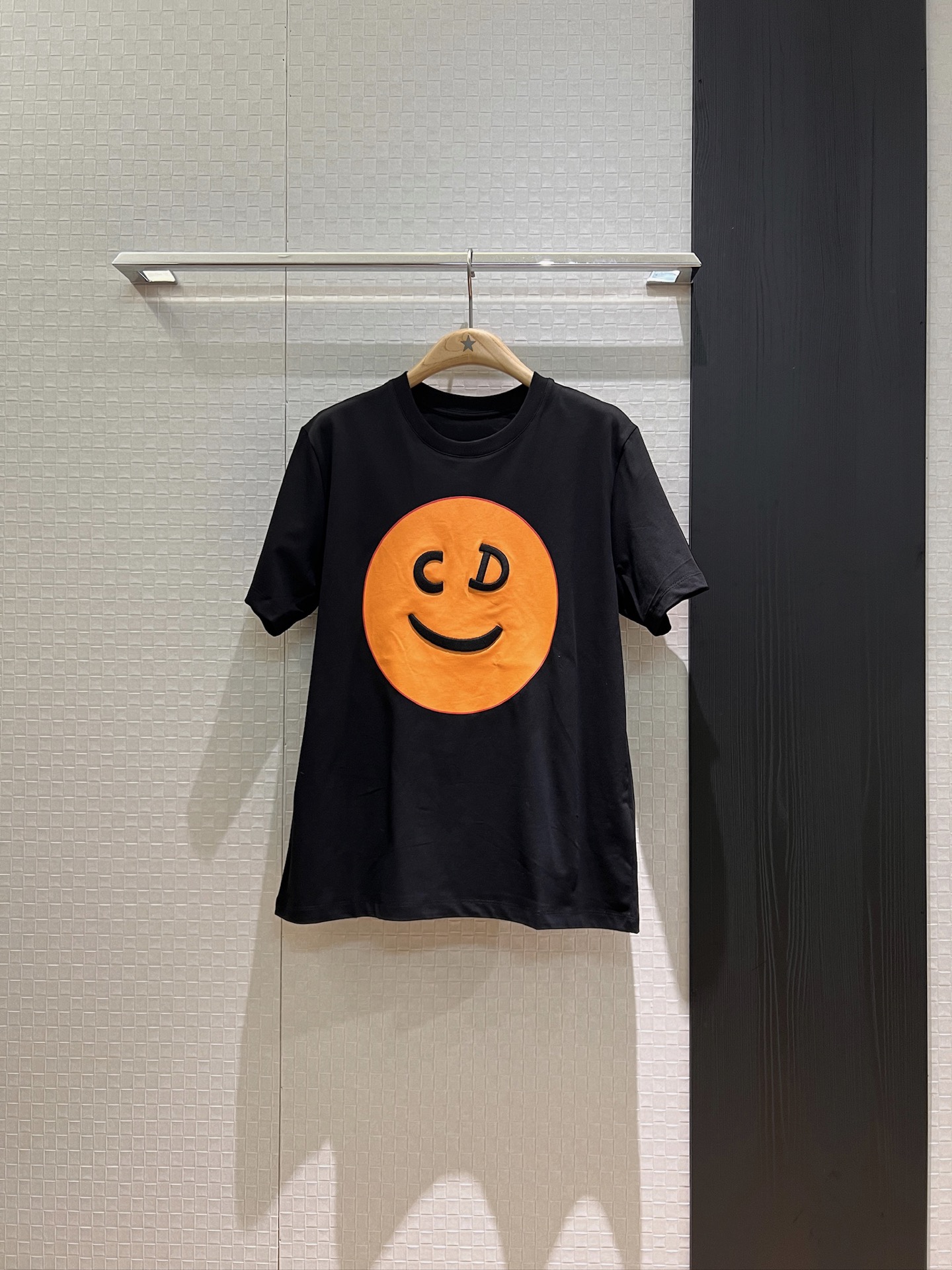 NO:432141,New three-dimensional embroidered CD smiling T-shirt, cute and age-reducing, happy every day black and white SML, tees, t-shirt, alexander wang19860909新款立体刺绣CD笑脸T恤 可爱减龄 天天开心黑色白色 SML,,tees，t-shirt,alexander wang,Women's clothing