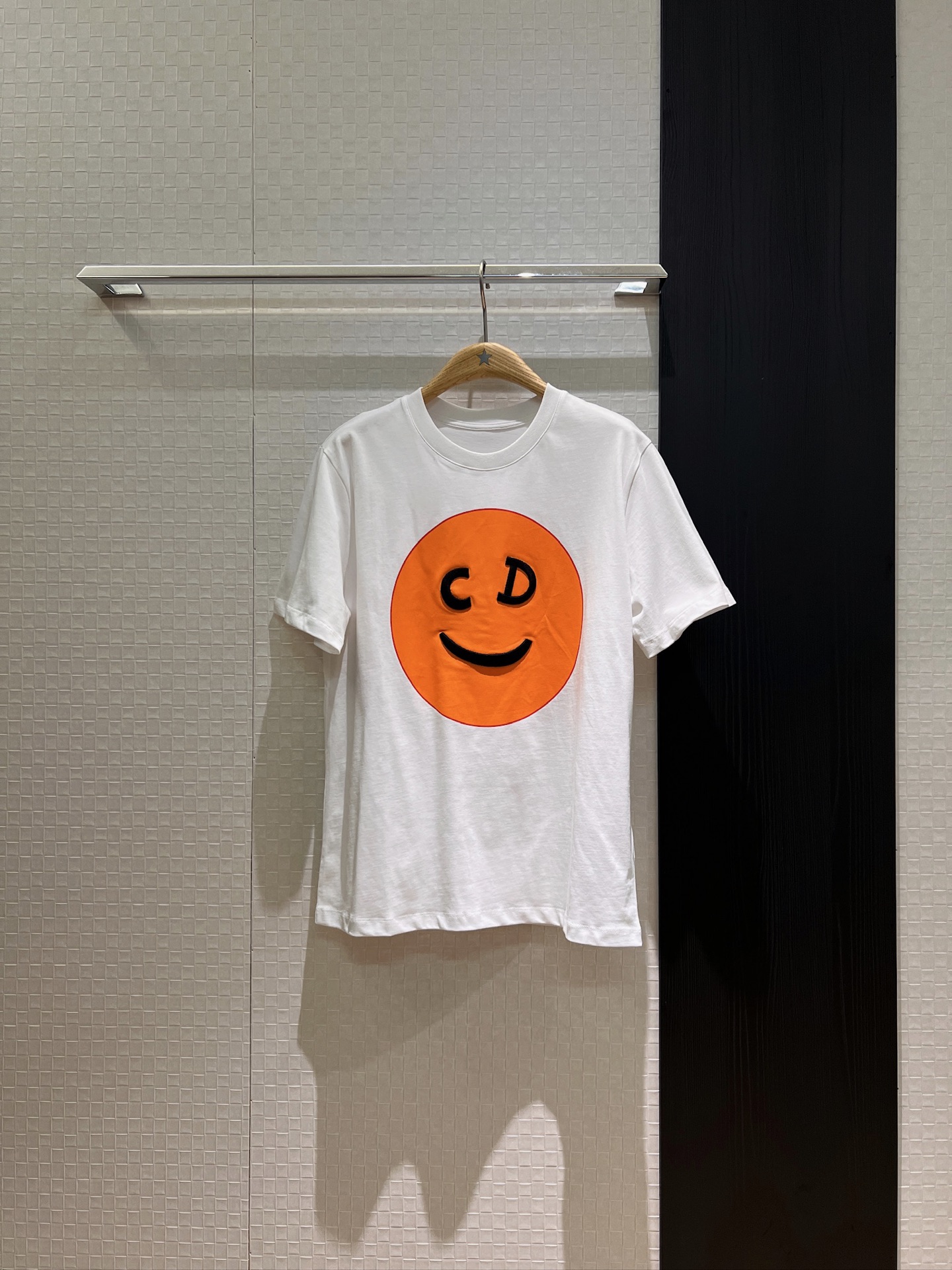 NO:432149,New three-dimensional embroidered CD smiling T-shirt, cute and age-reducing, happy every day black and white SML, tees, t-shirt, alexander wang19860909新款立体刺绣CD笑脸T恤 可爱减龄 天天开心黑色白色 SML,,tees，t-shirt,alexander wang,Women's clothing