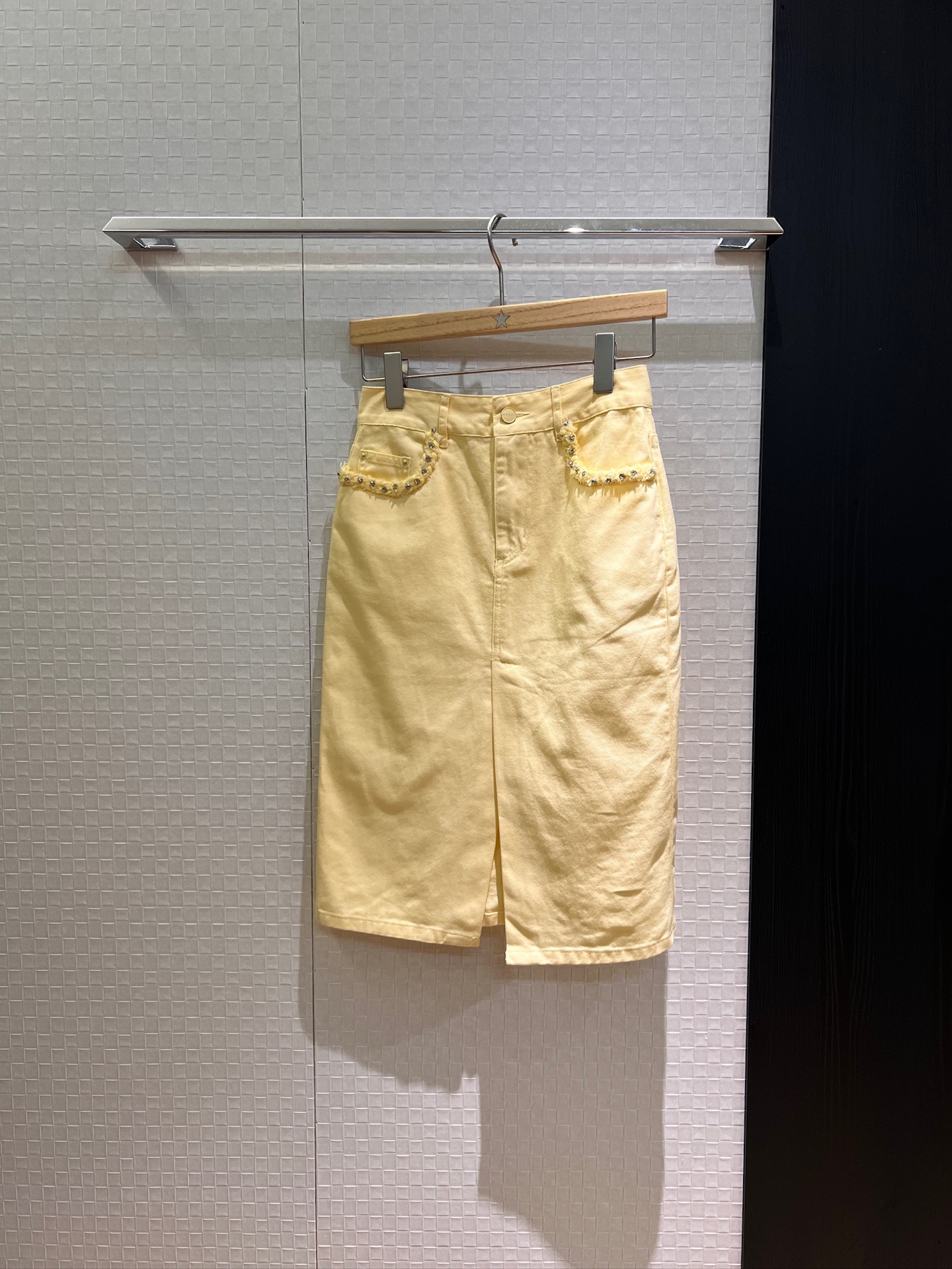 NO:432173,New style nail drilled lace-edged decorative hip denim skirt with slit front hardware mold logo leather logo paired with the same vest top yellow pink SML, skirts, alexander wang19860909新款钉钻毛边装饰包臀牛仔半裙前摆开叉五金开模 logo皮标 搭同款马甲上衣 黄色粉色 SML,,skirts,alexander wang,Women's clothing