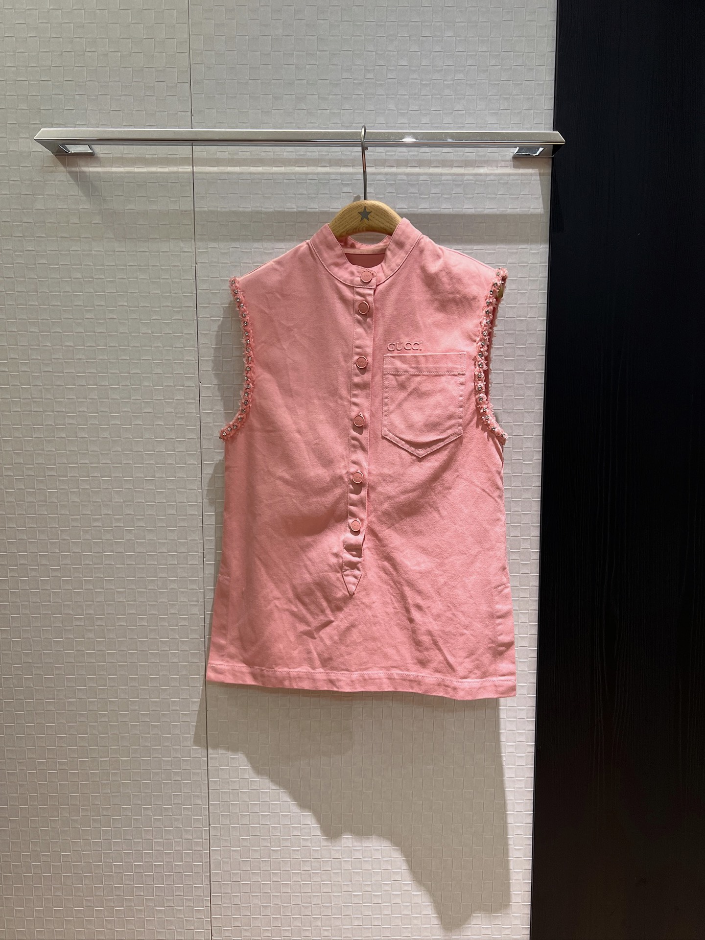 NO:435339,New style nail drilled lace-edged sleeveless denim mid-length vest top with chest pocket embroidered logo letters hardware mold opening hem slit match with the same shorts skirt yellow pink SML, skirts, shorts, alexander wang19860909新款钉钻毛边无袖牛仔中长款背心上衣胸前口袋刺绣logo字母五金开模 下摆开叉 搭同款短裤半裙 黄色粉色 SML,,skirts,shorts,alexander wang,Women's clothing