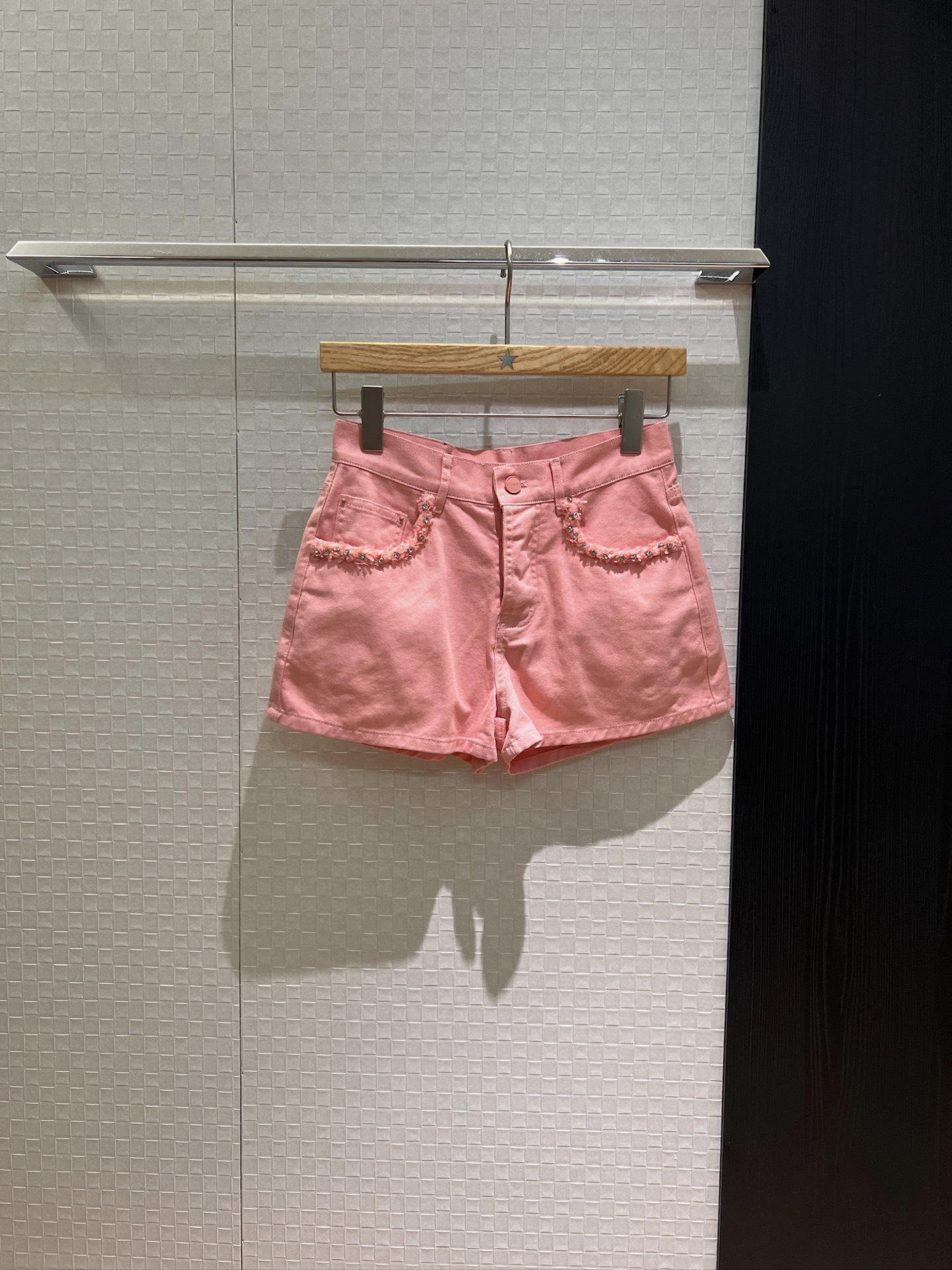 NO:432187,New style of nail drilled lace-edged decorative hip-pack denim shorts age-reducing fashion, refreshing and versatile hardware mold opening logo leather logo paired with the same vest top yellow pink SML, shorts, alexander wang19860909新款钉钻毛边装饰包臀牛仔短裤减龄时尚 清爽百搭五金开模 logo皮标 搭同款马甲上衣 黄色粉色 SML,,shorts,alexander wang,Women's clothing