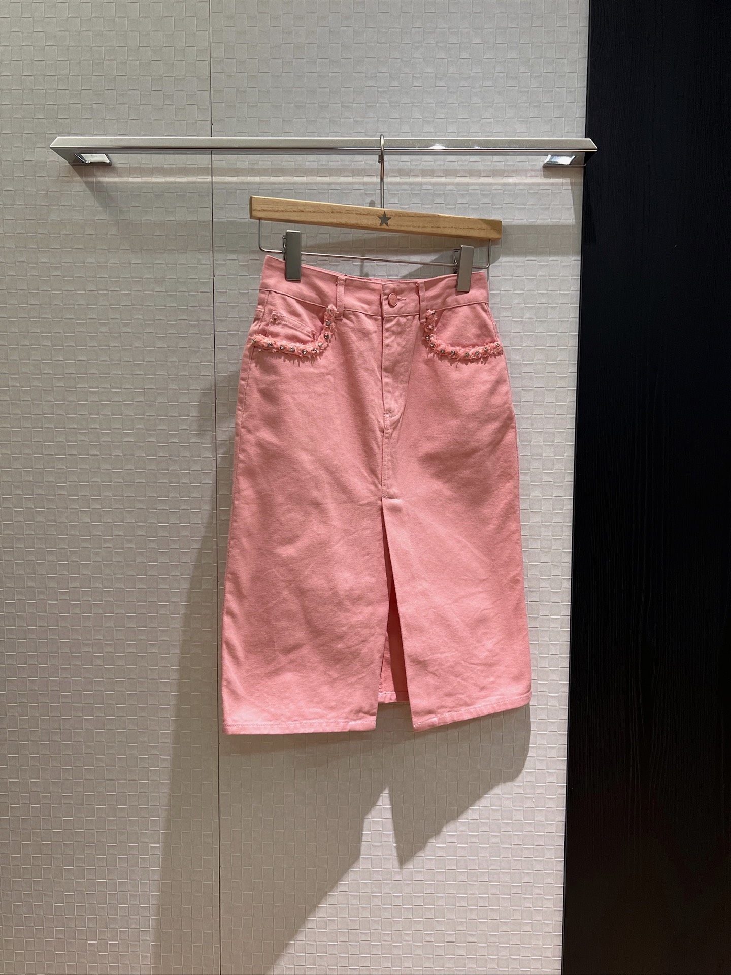 NO:432185,New style nail drilled lace-edged decorative hip denim skirt with slit front hardware mold logo leather logo paired with the same vest top yellow pink SML, skirts, alexander wang19860909新款钉钻毛边装饰包臀牛仔半裙前摆开叉五金开模 logo皮标 搭同款马甲上衣 黄色粉色 SML,,skirts,alexander wang,Women's clothing