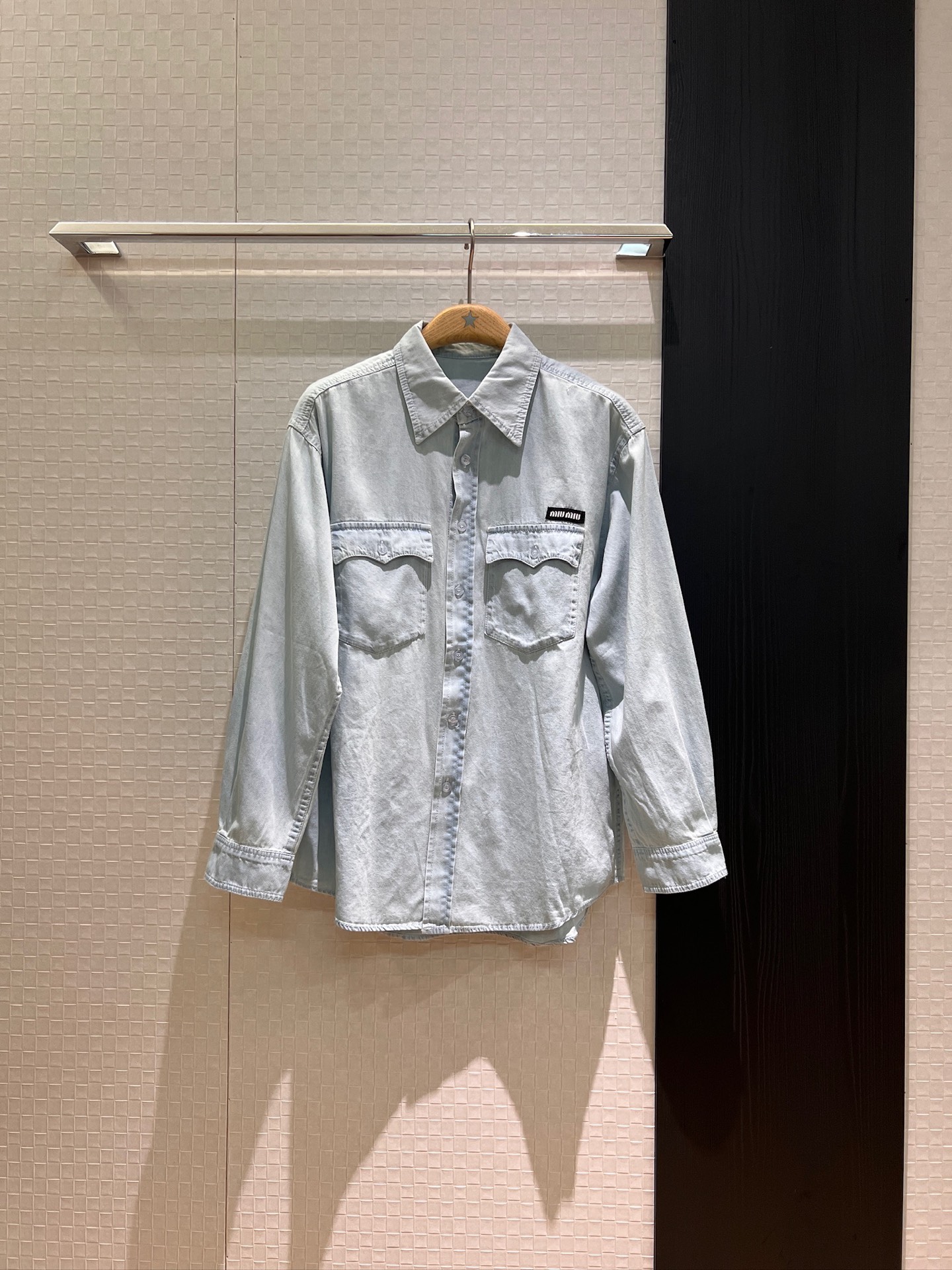 NO:432198,New style recommended Zhao Jinmai Zhang Ruonan same style embroidered logo small label decorative light blue thin denim shirt refreshing and age-reducing casual and versatile style classic must-have for fashionable commuting SML, alexander wang19860909新款推荐赵今麦 章若楠同款 刺绣logo小标签装饰洗水浅蓝薄牛仔衬衣 清爽减龄 休闲百搭 时尚通勤经典必备 SML,,alexander wang,Women's clothing