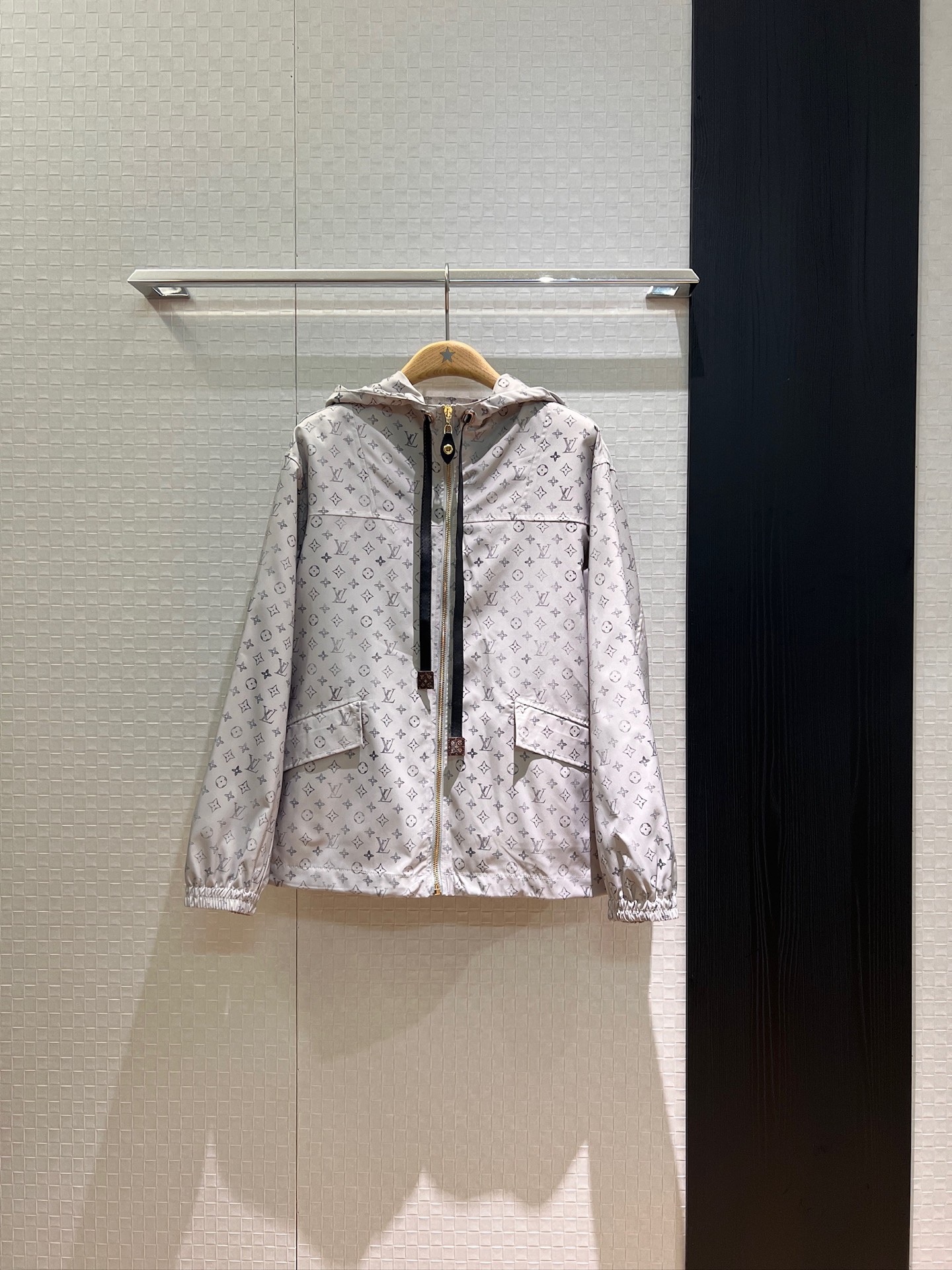 NO:433057,New gray old-fashioned hooded sports and casual windbreaker jacket, hat, non-detachable hardware accessories mold opening, fashionable and casual, age-reducing versatile SML,, jackets & coats,hats,alexander wang19860909新款灰色老花连帽运动休闲风衣外套帽子不可拆 五金配件开模 时尚休闲 减龄百搭 SML,,jackets & coats,hats,alexander wang,Women's clothing