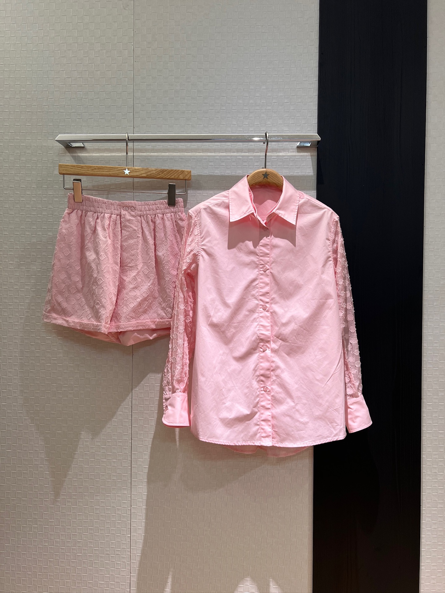 NO:433065,Tops, new custom jacquard presbyopia shirt and shorts, splicing behind sleeves, two-wear lapel stand-up collar shirt, removable collar, two-wear elastic waist shorts, trouser legs curled, fashionable temperament, casual and versatile commuting and age reduction SML, shorts, alexander wang19860909上衣 短裤新款定制提花老花粉色衬衣短裤 袖子背后拼接 两穿翻领立领衬衣 衣领可拆卸两穿松紧腰短裤 裤腿卷边 时尚气质 休闲百搭通勤减龄 SML,,shorts,alexander wang,Women's clothing