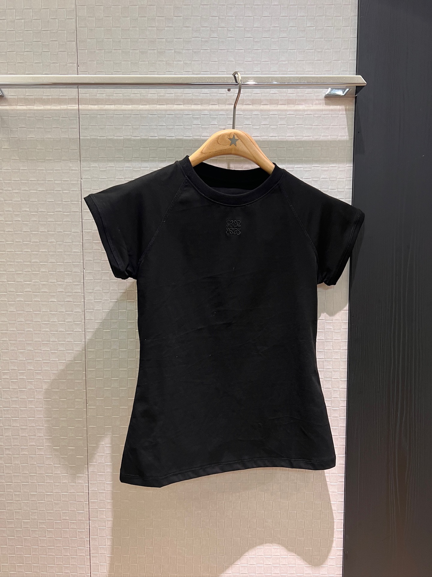 NO:433085,New classic embroidered logo badge small version T-shirt raglan sleeve splicing slim black and white SML, tees, t-shirt, alexander wang19860909新款胸前经典刺绣logo徽章小版T恤插肩袖拼接 修身显瘦黑色白色 SML,,tees，t-shirt,alexander wang,Women's clothing