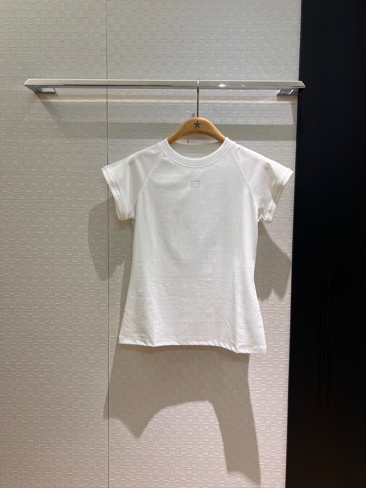 NO:433093,New classic embroidered logo badge small version T-shirt raglan sleeve splicing slim black and white SML, tees, t-shirt, alexander wang19860909新款胸前经典刺绣logo徽章小版T恤插肩袖拼接 修身显瘦黑色白色 SML,,tees，t-shirt,alexander wang,Women's clothing