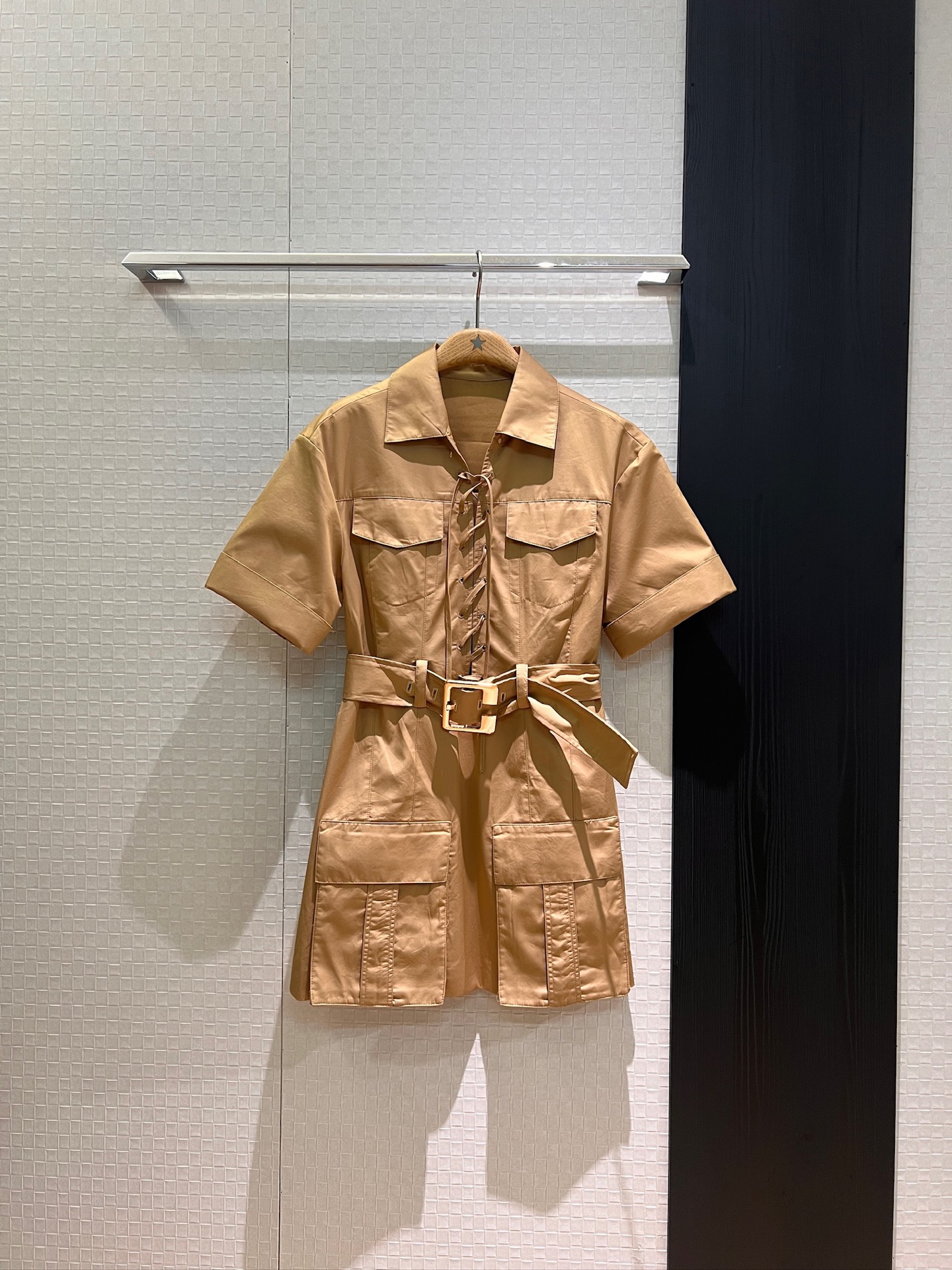 NO:433120,New style is coming to workwear style, lapel and chest hollow lace dress, rolled sleeve design, mold opening gold buckle belt, waist slimming, casual and fashionable, commuting and age-reducing work pockets, white khaki SML,, skirts,alexander wang19860909新款来袭工装风 翻领胸前镂空系带连衣裙 卷边袖设计开模金扣腰带 收腰显瘦 休闲时尚 通勤减龄工装口袋 白色卡其 SML,,skirts,alexander wang,Women's clothing