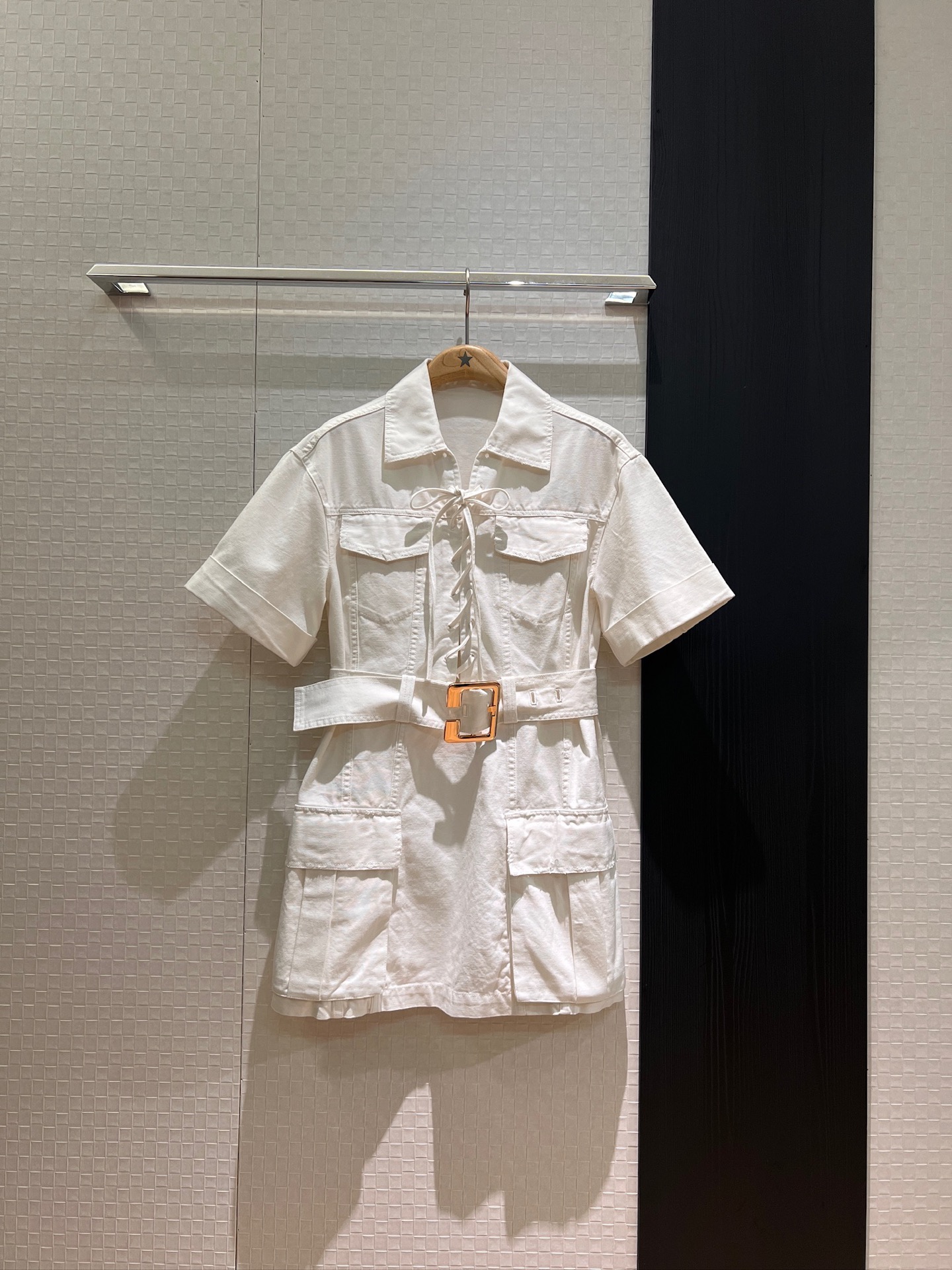 NO:433126,New style is coming to workwear style, lapel and chest hollow lace dress, rolled sleeve design, mold opening gold buckle belt, waist slimming, casual and fashionable, commuting and age-reducing work pockets, white khaki SML,, skirts,alexander wang19860909新款来袭工装风 翻领胸前镂空系带连衣裙 卷边袖设计开模金扣腰带 收腰显瘦 休闲时尚 通勤减龄工装口袋 白色卡其 SML,,skirts,alexander wang,Women's clothing
