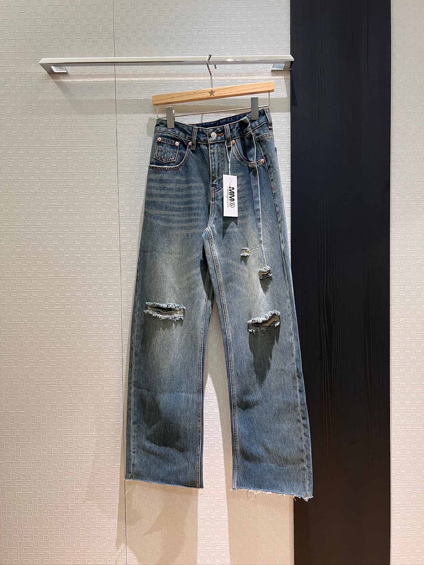 NO:433132,New style of Chongchong White Deer, same style as ASa, MM6 Magila, pinched pleated tailoring design, ripped jeans, loose legs, wide-leg floor trousers, cool and cool 26-29,,masion margiela,masion margiela,jeans,alexander wang19860909新款冲冲白鹿 阿Sa同款 MM6马吉拉 捏褶裁缝设计 破洞牛仔裤裤脚散边 阔腿拖地长裤酷酷哒 26-29,,masion margiela,masion margiela,jeans,alexander wang,Women's clothing