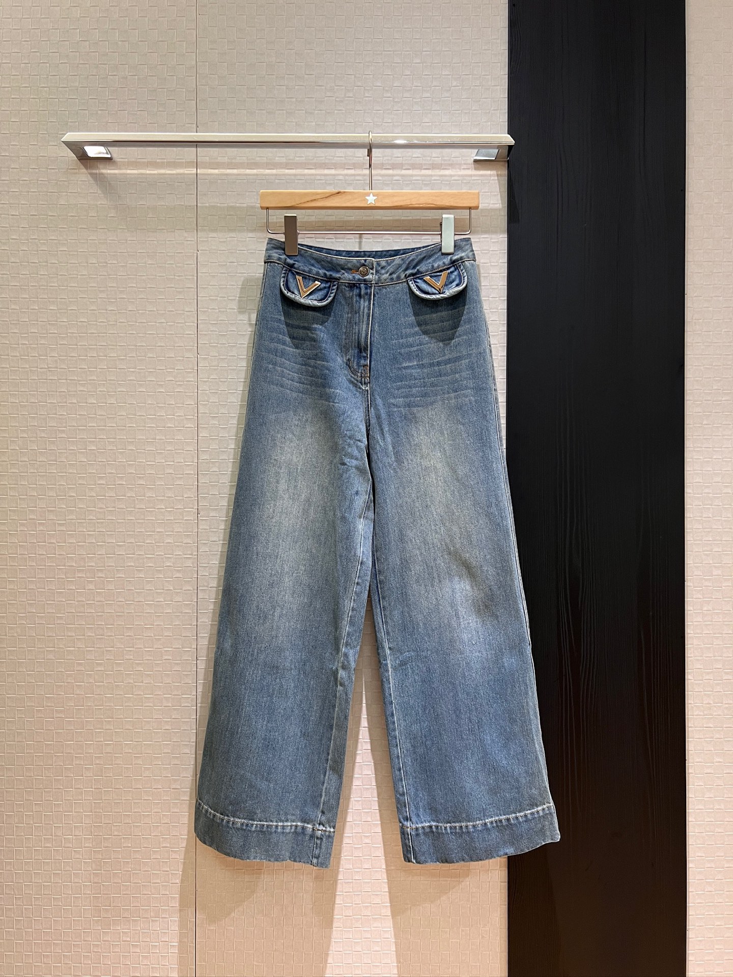 NO:433690,New wide-edge wash wide-leg straight jeans, classic V letter metal buckle decorative logo leather logo, casual and versatile, fashionable and lazy SML, jeans, alexander wang19860909新款宽边洗水阔腿直筒牛仔裤 经典V字母金属扣装饰logo皮标 休闲百搭 时尚慵懒SML,,jeans,alexander wang,Women's clothing