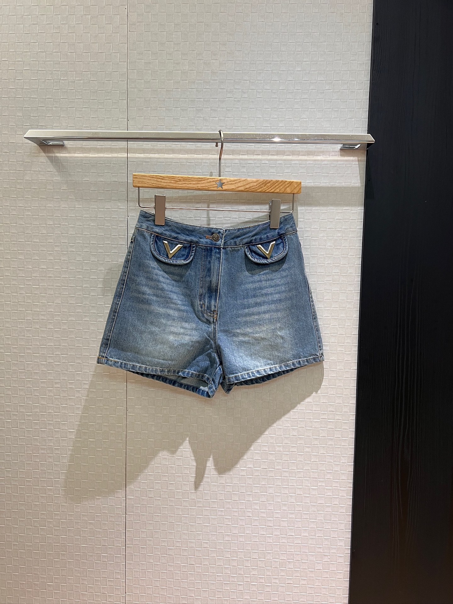 NO:433696,New classic V letter metal buckle decoration, washing cowboy shorts logo leather logo, must-have for age reduction, casual and versatile, fashionable and lazy SML, shorts, alexander wang19860909新款经典V字母金属扣装饰 洗水牛仔短裤 logo皮标 减龄必备 休闲百搭 时尚慵懒SML,,shorts,alexander wang,Women's clothing