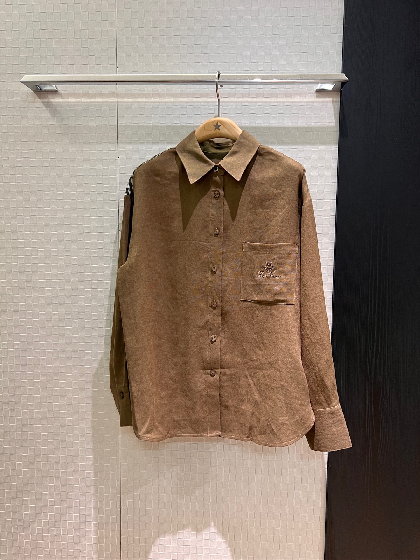 NO:433691,New LP embroidered logo pocket decorative linen shirt with stripes on the back, old money style must have loose and casual, match the same wide-leg pants, brown white SML, loro piano, alexander wang19860909新款LP刺绣logo口袋装饰亚麻衬衣 背后拼接条纹老钱风必备 宽松休闲 搭同款阔腿裤咖色白色 SML,,loro piana,alexander wang,Women's clothing