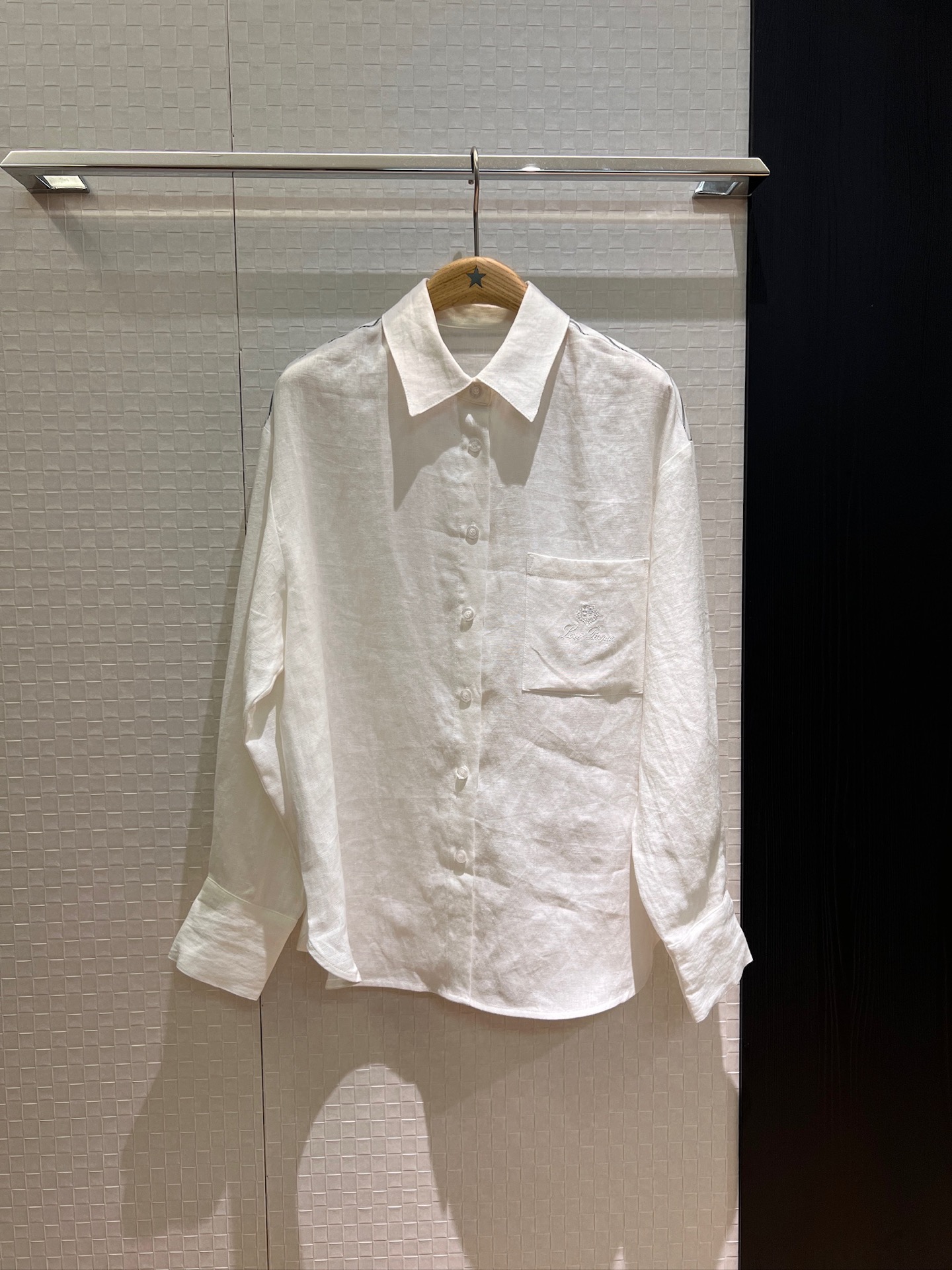 NO:433697,New LP embroidered logo pocket decorative linen shirt with stripes on the back, old money style must have loose and casual, match the same wide-leg pants, brown white SML, loro piano, alexander wang19860909新款LP刺绣logo口袋装饰亚麻衬衣 背后拼接条纹老钱风必备 宽松休闲 搭同款阔腿裤咖色白色 SML,,loro piana,alexander wang,Women's clothing