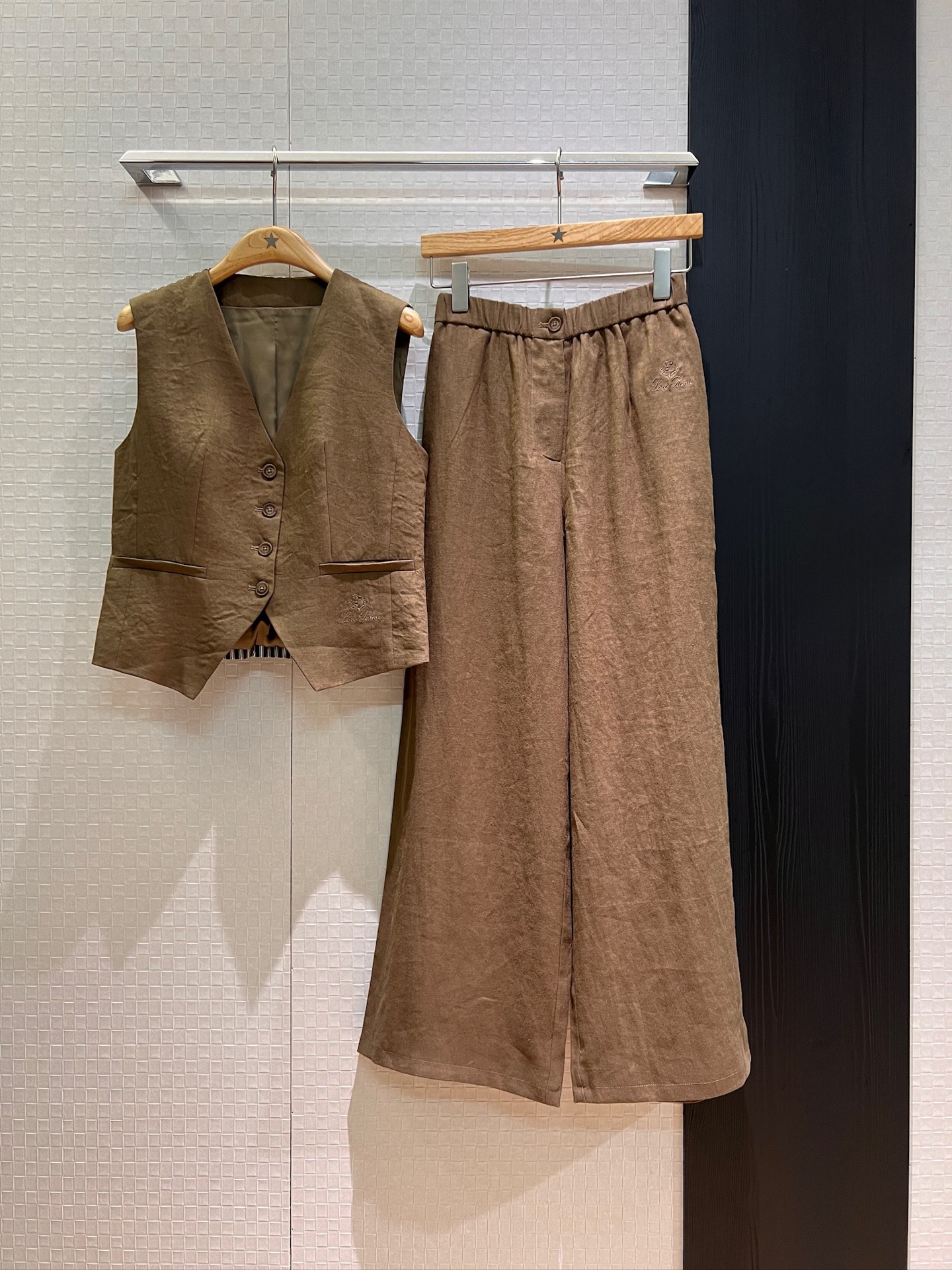 NO:433701,Tops, pants. New LP old-fashion style embroidery logo linen V-neck vest embroidery logo elastic waist wide-leg pants spliced ​​stripes behind lazy old-fashion style fashion commuting vacation and leisure slim fit white brown SML, loro piano, alexander wang19860909上衣 裤子.新款LP老钱风刺绣logo亚麻V领马甲刺绣logo松紧腰阔腿裤背后拼接条纹 慵懒老钱风 时尚通勤 度假休闲 修身显瘦 白色咖色 SML,,loro piana,alexander wang,Women's clothing