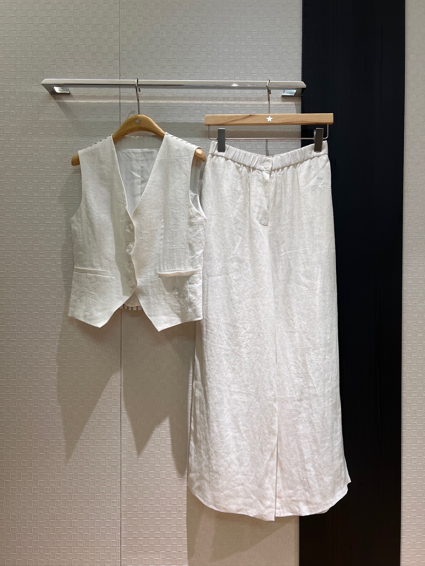 NO:433705,Tops, new style of pants, LP old-fashion style embroidery logo, linen V-neck vest embroidery logo, elastic waist wide-leg pants, spliced ​​stripes behind, lazy old-fashion style, fashionable commuting, vacation and leisure, slim fit and slim white brown SML,,loro piano,alexander wang19860909上衣 裤子新款LP老钱风刺绣logo亚麻V领马甲刺绣logo松紧腰阔腿裤背后拼接条纹 慵懒老钱风 时尚通勤 度假休闲 修身显瘦 白色咖色 SML,,loro piana,alexander wang,Women's clothing