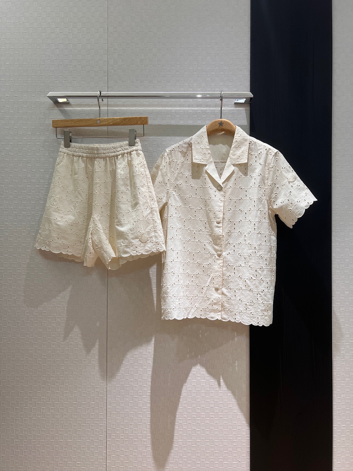 NO:433709,New style is coming to cover-up hollow embroidery set, classic logo armband decorative shorts shirt elastic waist shorts SML, Moncler, shorts, T-shirt, alexander wang19860909新款来袭蒙口镂空绣花套装 经典logo袖标装饰短袖衬衣松紧腰短裤 SML,,Moncler,shorts,T-shirt,alexander wang,Women's clothing