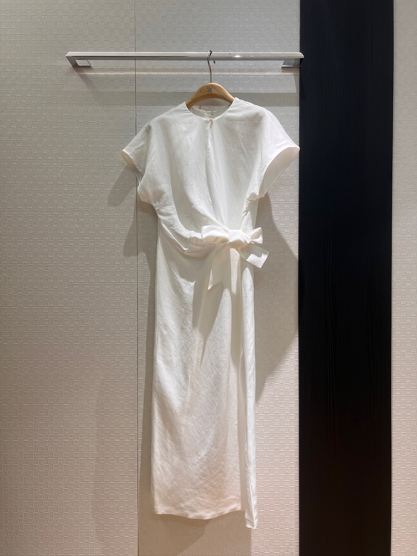 NO:433706,New chest hollow shoulder-drop sesame dress with asymmetrical chest tie waist, bow decoration, slim look, lazy temperament SML, skirts, alexander wang19860909新款胸前镂空落肩麻料连衣裙胸部不对称系带收腰 蝴蝶结装饰修身显瘦 慵懒气质 SML,,skirts,alexander wang,Women's clothing