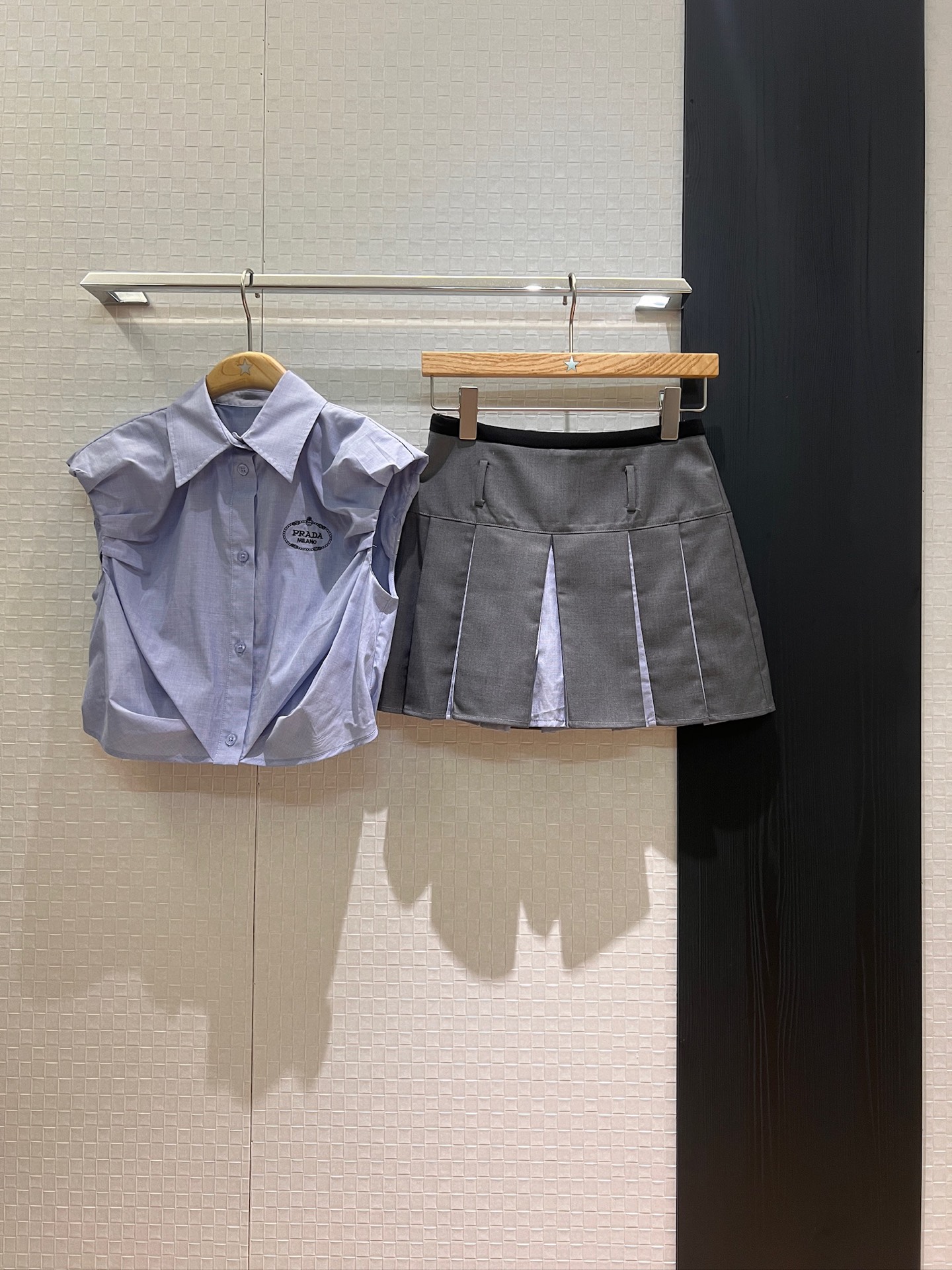 NO:433713,New embroidered logo logo decoration lapel pleated sleeved shirt color-blocked pleated skirt college style bud hem shorts lining sweet and cool versatile fashion age-reducing salt and sweet blue and white SML, skirts, shorts, alexander wang19860909新款刺绣logo徽标装饰 翻领褶皱包袖衬衣拼色百褶半裙 学院风 花苞下摆 短裤内衬 甜酷百搭 时尚减龄可盐可甜 蓝色白色 SML,,skirts,shorts,alexander wang,Women's clothing