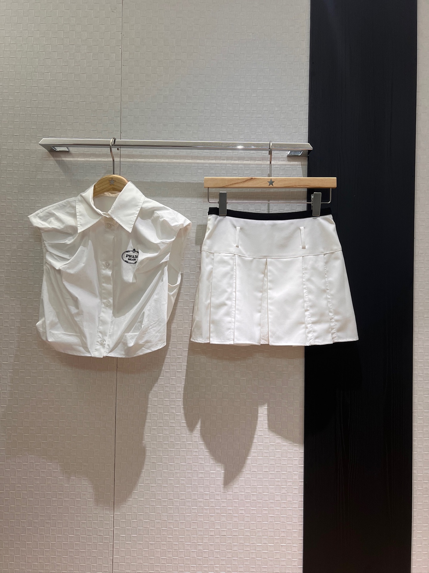 NO:433717,New embroidered logo logo decoration lapel pleated sleeved shirt color-blocked pleated skirt college style bud hem shorts lining sweet and cool versatile fashion age-reducing salt and sweet blue and white SML, skirts, shorts, alexander wang19860909新款刺绣logo徽标装饰 翻领褶皱包袖衬衣拼色百褶半裙 学院风 花苞下摆 短裤内衬 甜酷百搭 时尚减龄可盐可甜 蓝色白色 SML,,skirts,shorts,alexander wang,Women's clothing