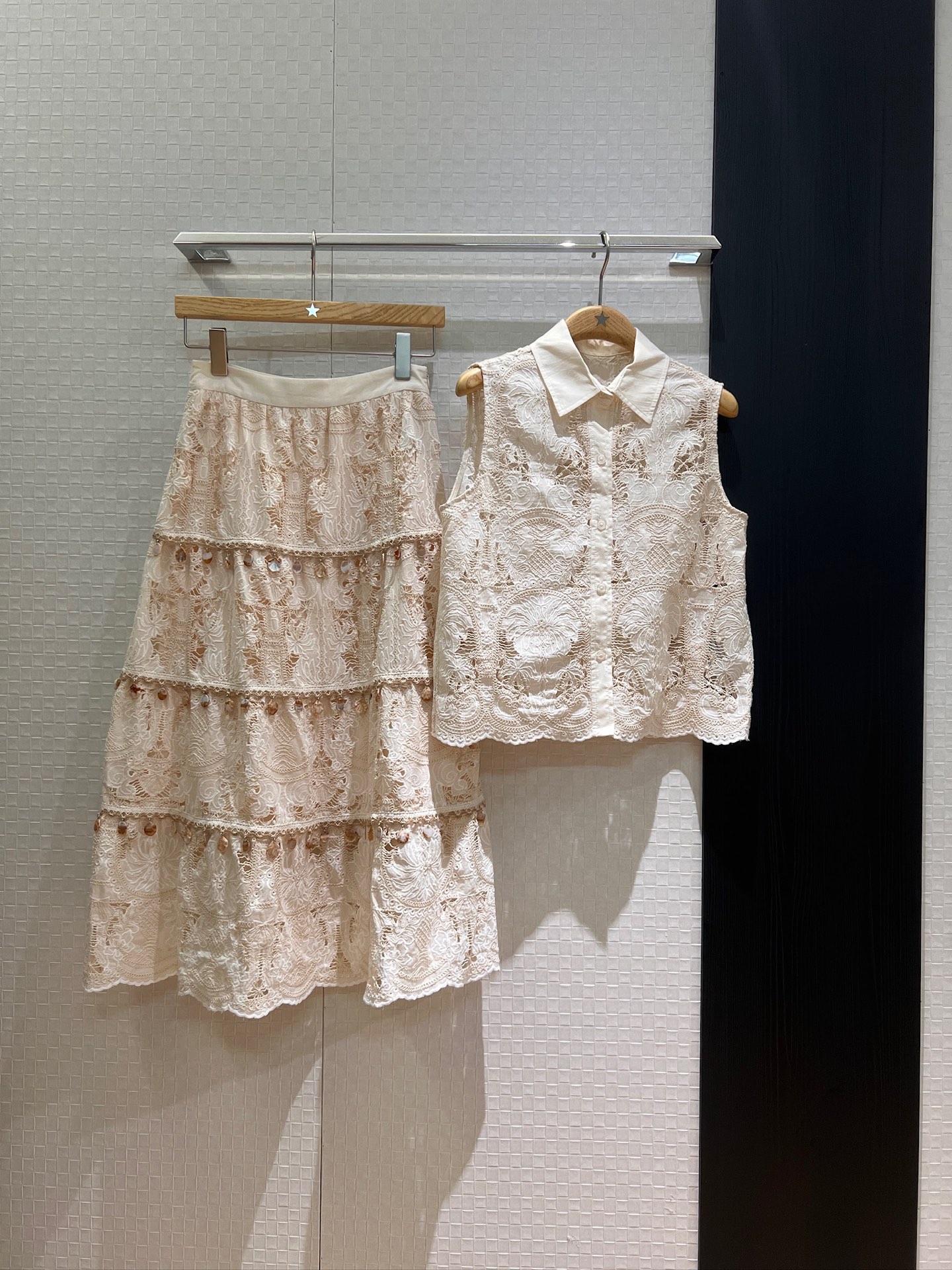 NO:433702,Shirt Skirt New heavy-industrial embroidered coconut tree pineapple hollow lapel vest top hand-decorated spliced ​​skirt age-reducing temperament Elegant and versatile SML, skirts, alexander wang19860909衬衣 半裙新款重工刺绣椰树菠萝镂空翻领背心上衣手工装饰拼接半裙 减龄气质 优雅百搭 SML,,skirts,alexander wang,Women's clothing