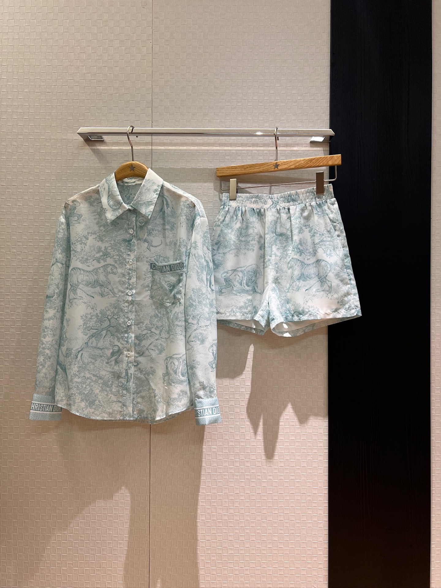 NO:434107,New classic Juyi Jungle Print Set Positioning logo print spliced ​​shirt elastic waist shorts Chest pocket cuffs positioning logo letter printing fashionable age-reducing Green/pink SML, shorts,alexander wang19860909新款经典茹伊丛林印花套装 定位logo印花拼接衬衣松紧腰短裤 胸前口袋袖口定位logo字母印花时尚减龄 绿色/粉色 SML,,shorts,alexander wang,Women's clothing