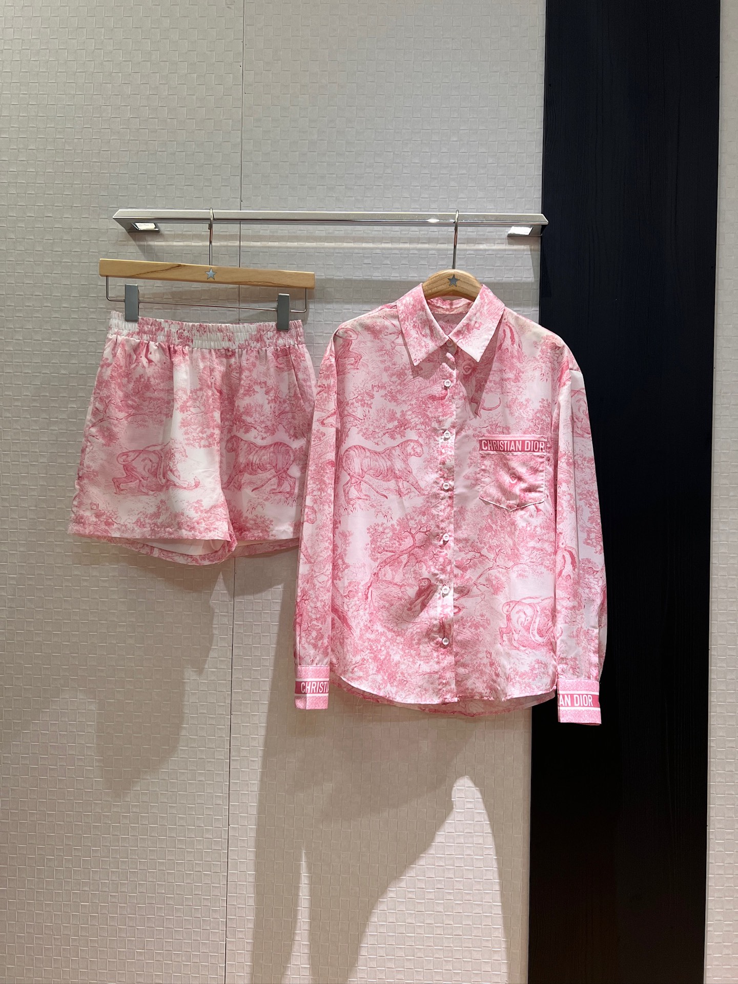 NO:434111,New classic Juyi Jungle Print Set Positioning logo print spliced ​​shirt elastic waist shorts Chest pocket cuffs positioning logo letter printing fashionable age-reducing Green/pink SML, shorts,alexander wang19860909新款经典茹伊丛林印花套装 定位logo印花拼接衬衣松紧腰短裤 胸前口袋袖口定位logo字母印花时尚减龄 绿色/粉色 SML,,shorts,alexander wang,Women's clothing