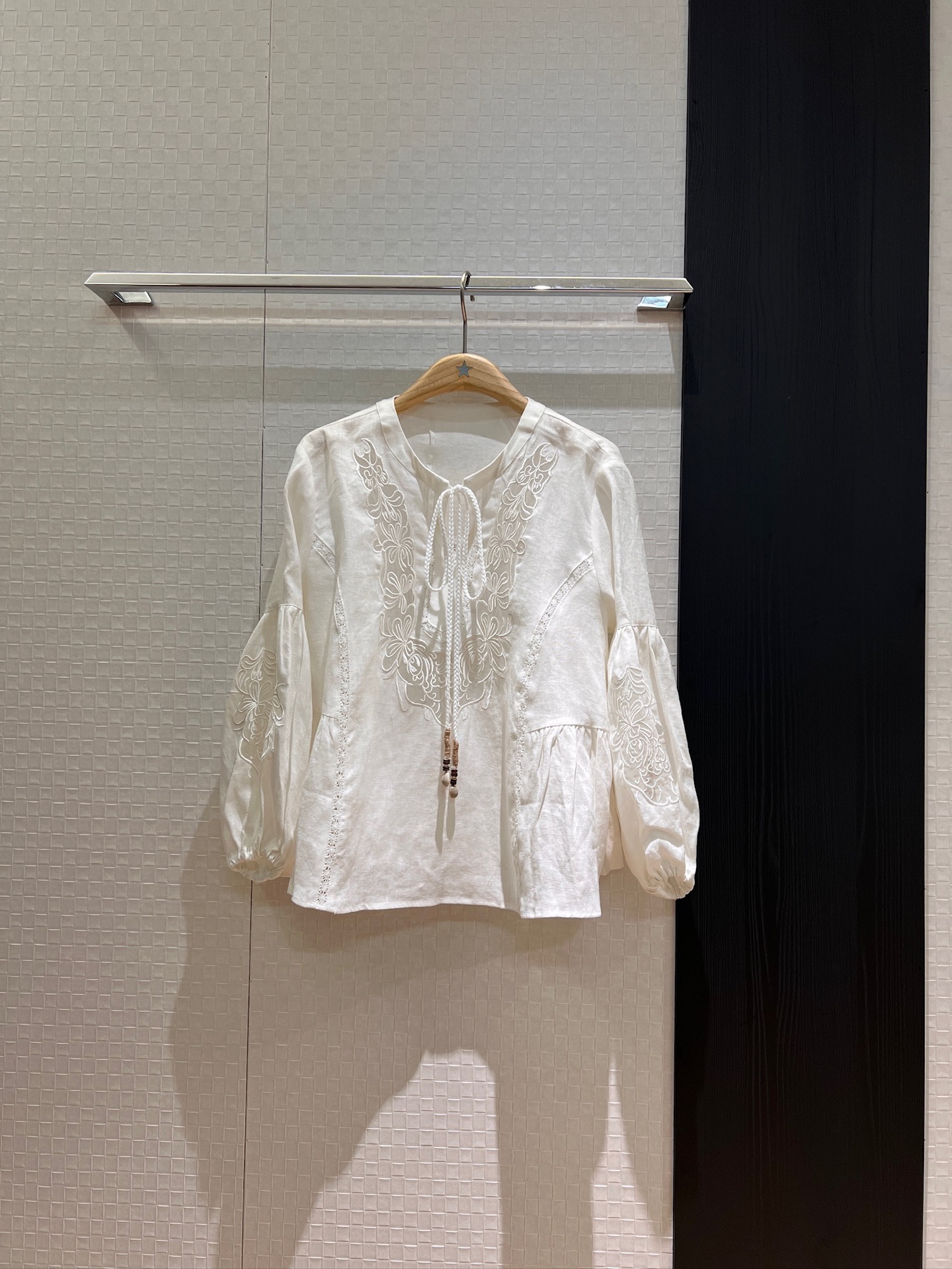 NO:434115,New Heavy Industry Organya Embroidered Spliced ​​Lace Line Top Lantern Sleeve Doll Edition, Hollow Necklace Loose and Casual, Holiday Reducing Age SML, Alexander Wang19860909新款重工欧根纱刺绣拼接蕾丝亚麻上衣灯笼袖娃娃版型 领口镂空系带宽松休闲 度假减龄 SML,,alexander wang,Women's clothing