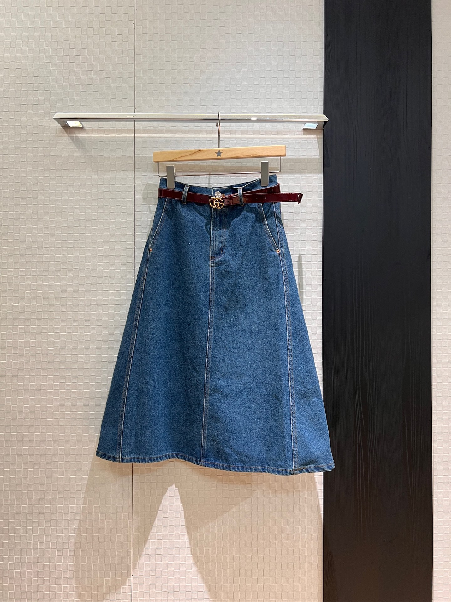 NO:434119,New red leather A-line denim skirt, red belt decorates the pockets on both sides, simple and casual temperament, slimming, age-reducing versatile SML, skirts, alexander wang19860909新款红色皮标A字牛仔半裙 配送红色腰带装饰两侧口袋 简单休闲气质显瘦 减龄百搭 SML,,skirts,alexander wang,Women's clothing