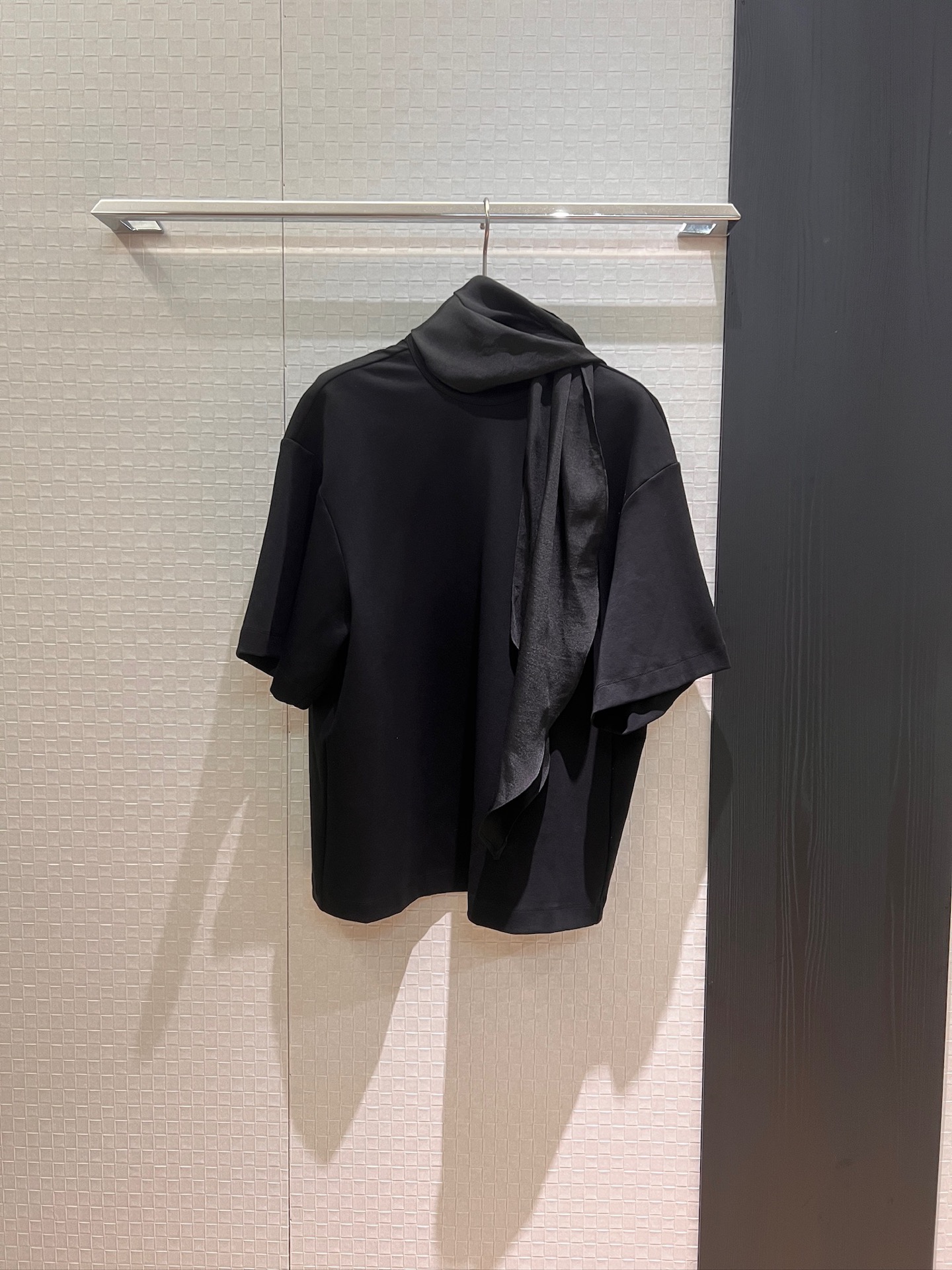 NO:434104,New style back splicing scarf streamer design loose T-shirt with shawls and bow decoration Simple casual white and black SML, tees, t-shirt, shawls, alexander wang19860909新款背后拼接丝巾飘带设计宽松T恤可披肩可蝴蝶结装饰 简单休闲白色黑色 SML,,tees，t-shirt,shawls,alexander wang,Women's clothing