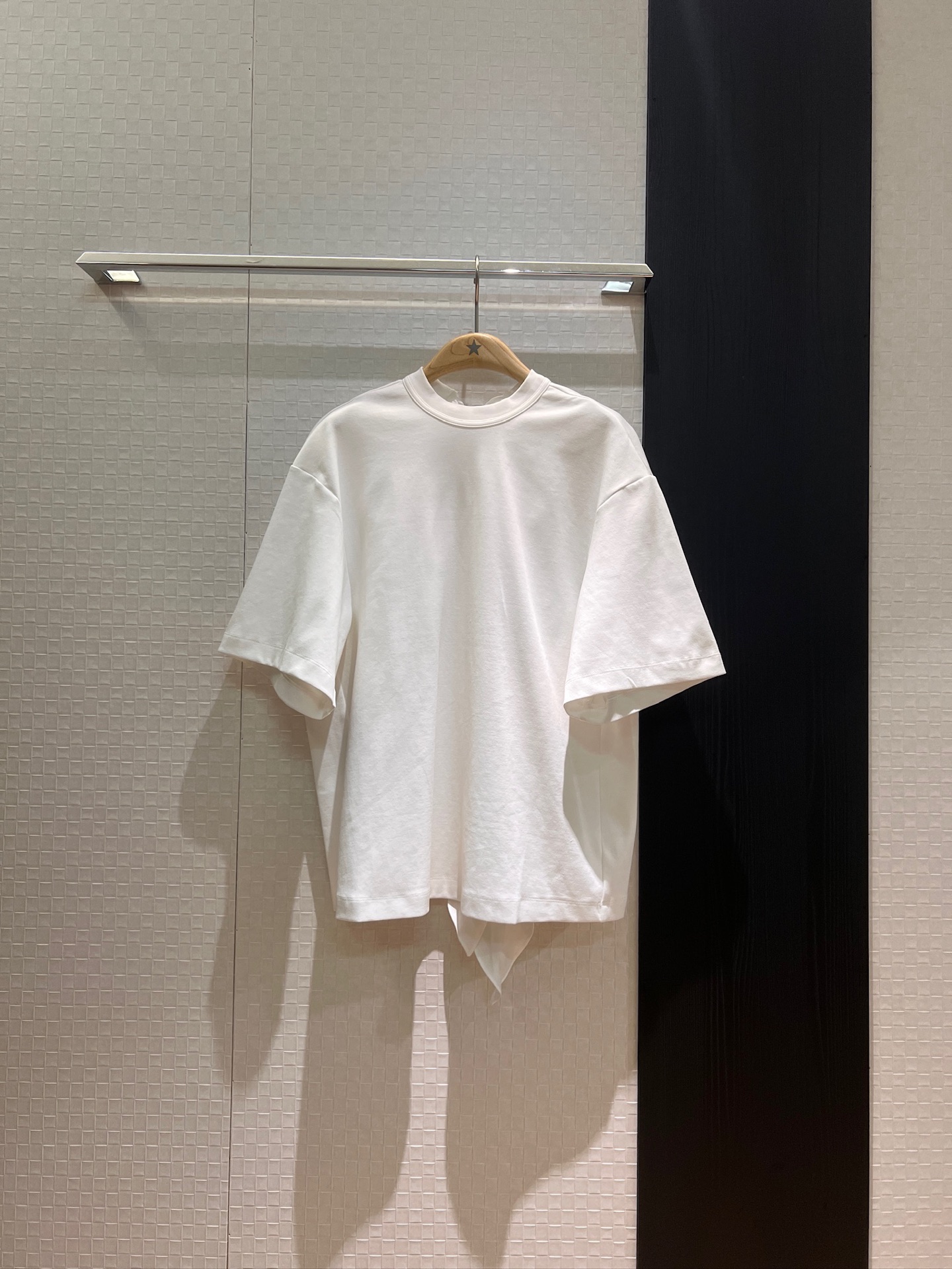 NO:434108,New style back splicing scarf streamer design loose T-shirt with shawls and bow decoration Simple casual white and black SML, tees, t-shirt, shawls, alexander wang19860909新款背后拼接丝巾飘带设计宽松T恤可披肩可蝴蝶结装饰 简单休闲白色黑色 SML,,tees，t-shirt,shawls,alexander wang,Women's clothing