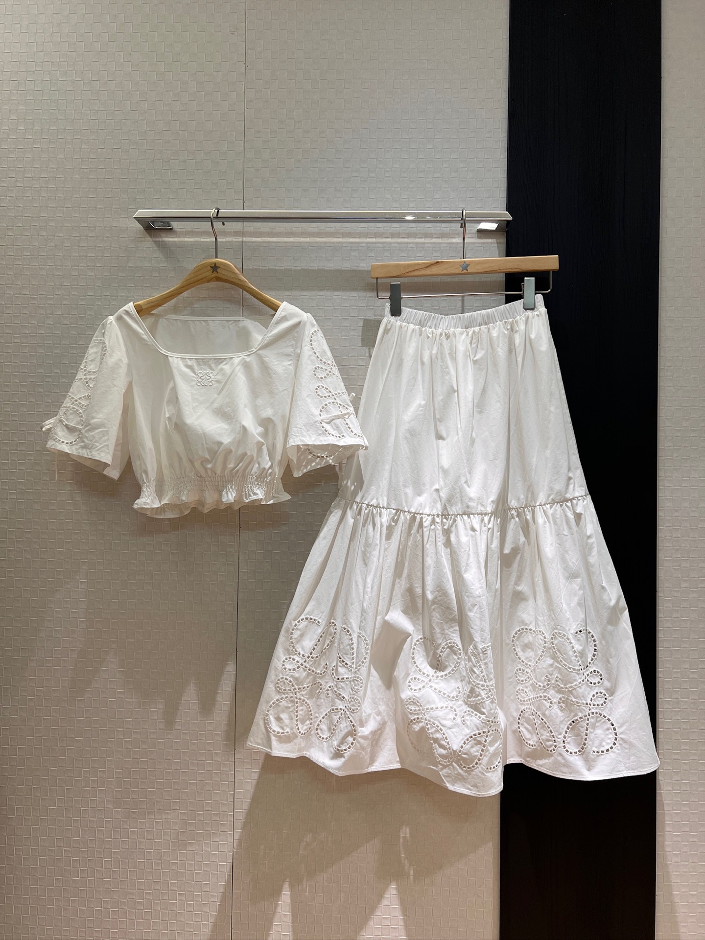 NO:434112,New hollow embroidered logo wide-sleeved square collar short top, hem is elastic and tight, waist-tight, chest-tight logo, paired with the same skirt, temperament and age-reducing, essential vacation SML top, skirts, alexander wang19860909新款镂空刺绣logo宽袖方领短上衣 下摆打揽松紧收腰胸前小logo徽标 搭同款半裙气质减龄 度假必备 SML 上衣,,skirts,alexander wang,Women's clothing