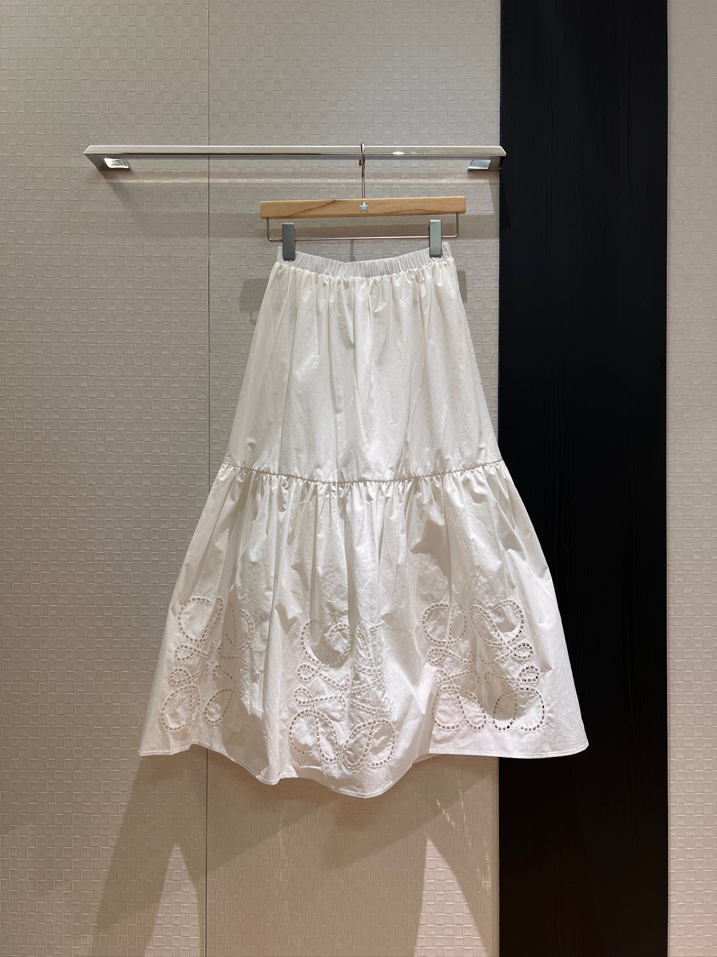 NO:434116,New heavy industry hollow embroidery logo spliced ​​cake skirt, elastic waist oversized skirt, paired with the same top, sweet and age-reducing, vacation and casual SML skirt, skirts, alexander wang19860909新款重工镂空刺绣logo拼接蛋糕半裙 松紧腰超大裙摆 搭配同款上衣 甜美减龄 度假休闲 SML 半裙,,skirts,alexander wang,Women's clothing