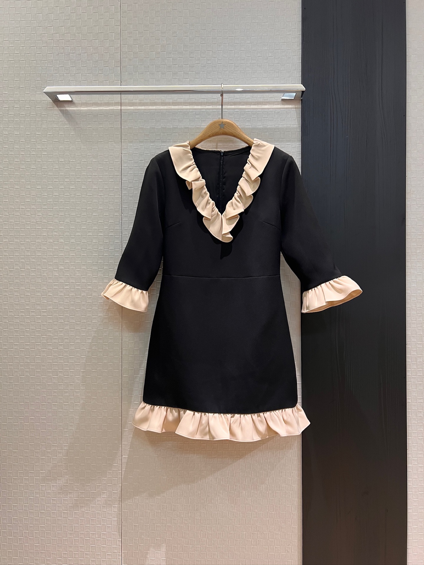 NO:434124,New V-neck contrasting ruffled dress, cuff skirt, styling ruffled lace design, three-dimensional tailoring, waist-hugging, elegant temperament, sweet and age-reducing, celebrity lady SML, skirts, alexander wang19860909新款来袭V领撞色荷叶边连衣裙 袖口裙摆拼接荷叶花边设计立体剪裁 收腰显瘦 优雅气质 甜美减龄 名媛淑女SML,,skirts,alexander wang,Women's clothing