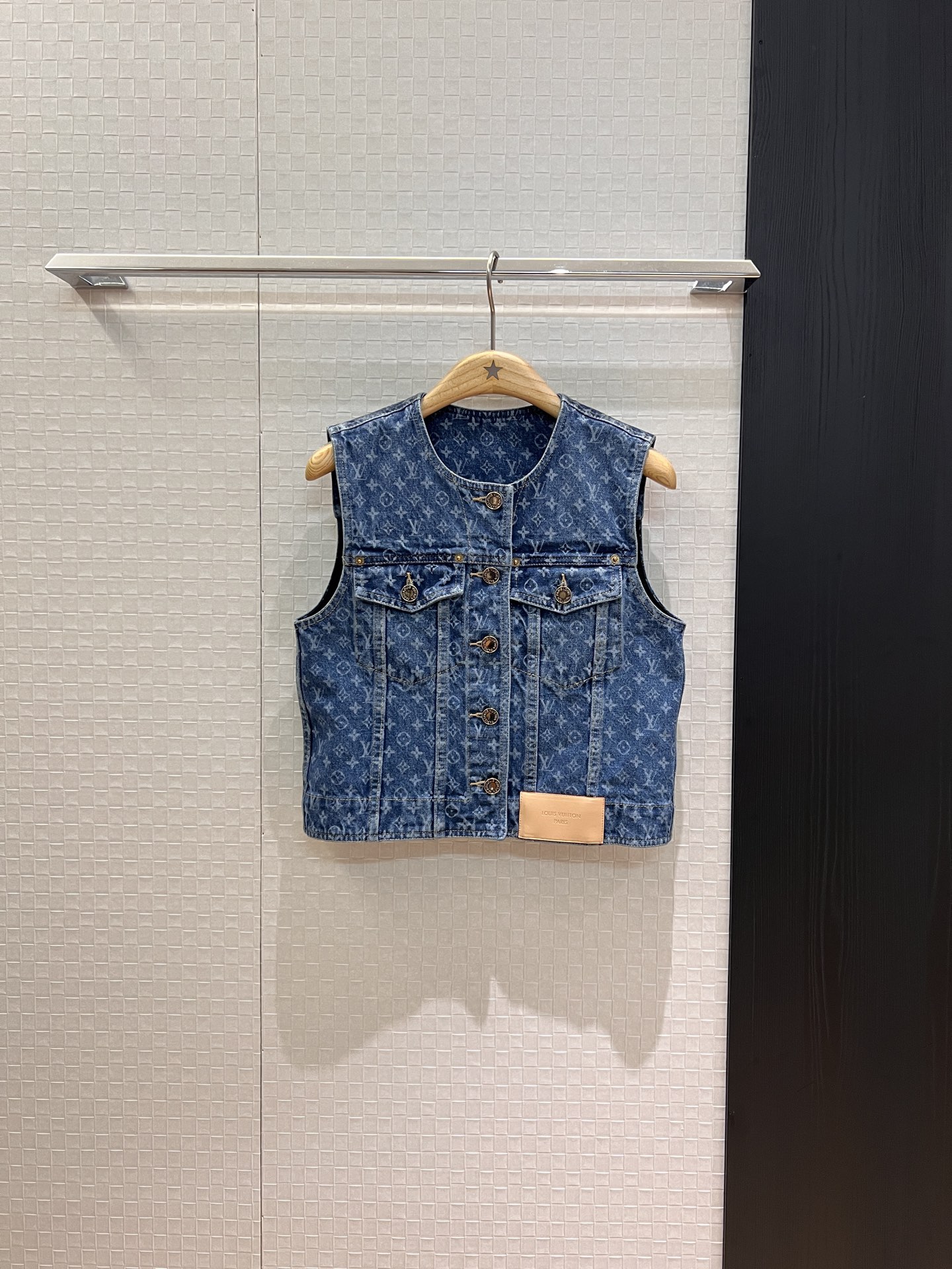 NO:434142,The new model recommends classic presbyterian round neck denim vest with zippered front denim skirt. Slim fit and slim, casual and versatile. A set of salt or sweetness. It is also great to separate. SML vest, skirts, alexander wang19860909新款推荐经典老花圆领牛仔马甲前开拉链牛仔半裙 修身显瘦 休闲百搭 可盐可甜一套搭配 分开也超赞 SML 马甲,,skirts,alexander wang,Women's clothing