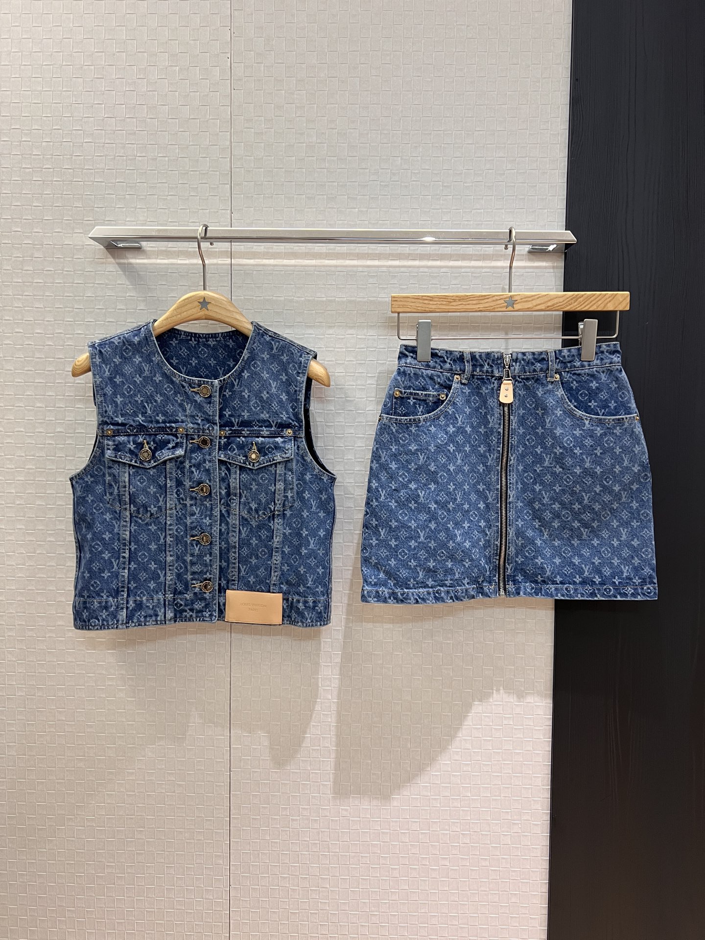 NO:434148,The new model recommends classic presbyterian round neck denim vest with zippered front denim skirt. Slim fit and slim, casual and versatile. A set of salt or sweetness. It is also great to separate. SML skirt, skirts, alexander wang19860909新款推荐经典老花圆领牛仔马甲前开拉链牛仔半裙 修身显瘦 休闲百搭 可盐可甜一套搭配 分开也超赞 SML 半裙,,skirts,alexander wang,Women's clothing