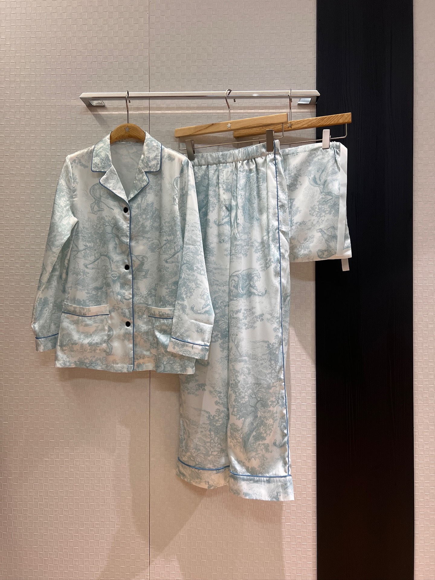 NO:434494,New classic Juyi Jungle Print Set Home Pajamas Fashionable and lazy, casual and versatile, fully equipped with aura, delivery storage bag, green and pink SML, alexander wang19860909新款经典茹伊丛林印花套装 家居睡衣风时尚慵懒 休闲百搭分开搭配 气场全开 配送收纳袋 绿色粉色 SML,,alexander wang,Women's clothing