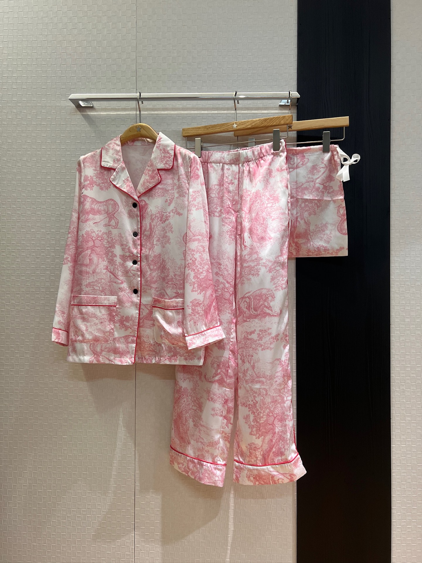 NO:434500,New classic Juyi Jungle Print Set Home Pajamas Fashionable and lazy, casual and versatile, fully equipped with aura, delivery storage bag, green and pink SML, alexander wang19860909新款经典茹伊丛林印花套装 家居睡衣风时尚慵懒 休闲百搭分开搭配 气场全开 配送收纳袋 绿色粉色 SML,,alexander wang,Women's clothing