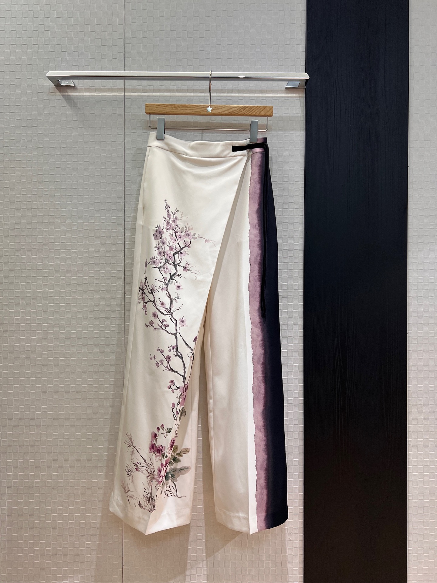 NO:434507,New early autumn series, cherry blossom ink painting print, asymmetrical placket design, wide-leg casual trousers, buckle decoration, elegant and intellectual, temperament, age-reducing SML,,alexander wang19860909新款早秋系列 走秀樱花水墨丹青印花 不对称门襟设计阔腿 休闲西裤 盘扣装饰两侧有口袋优雅知性 气质减龄 SML,,alexander wang,Women's clothing