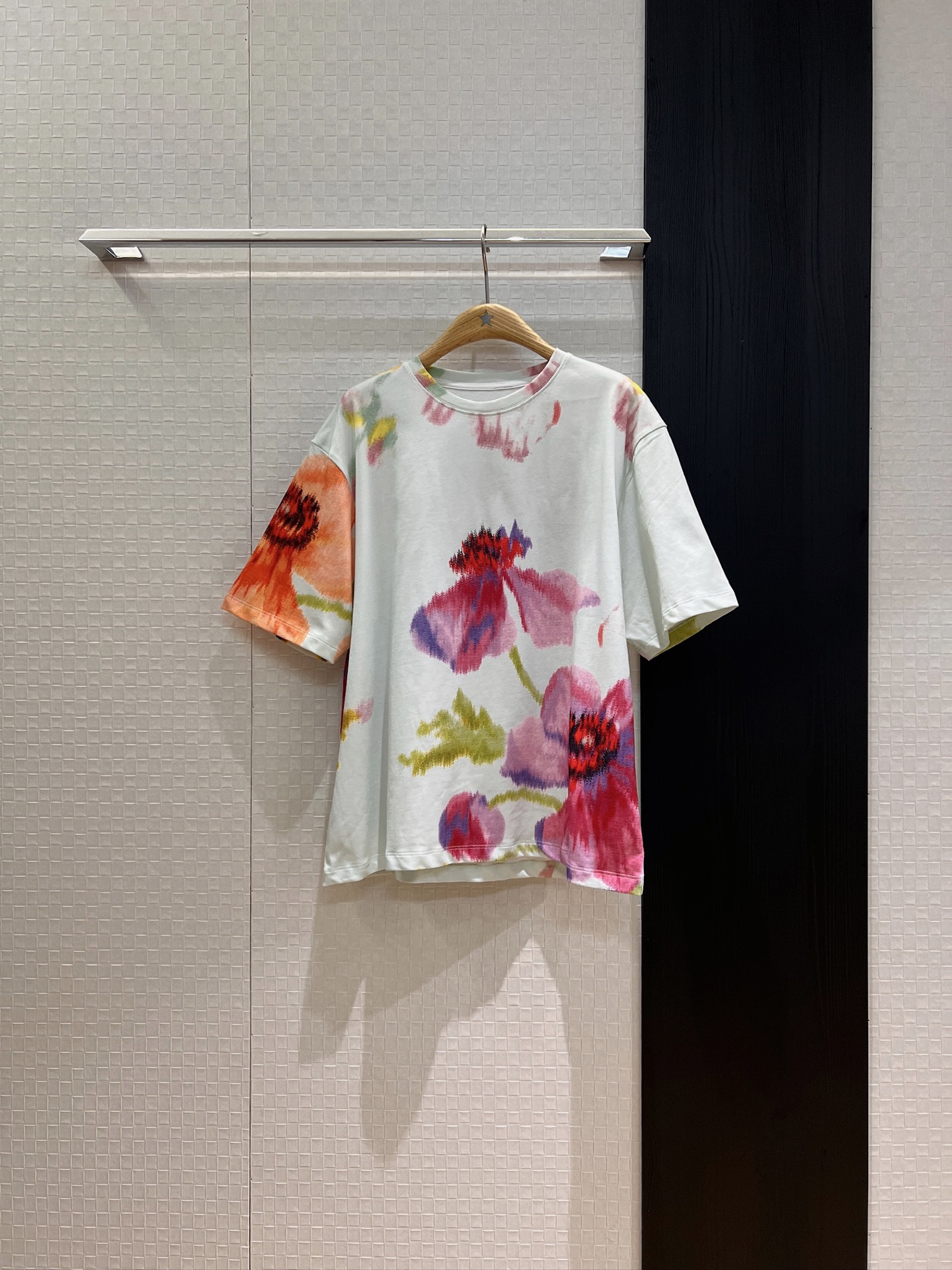 NO:434504,New oil painting floral print T-shirt loose and casual logo letters behind lazy fashion SML, tees, t-shirt, alexander wang19860909新款油画花卉印花T恤宽松休闲 背后logo字母 慵懒时尚 SML,,tees，t-shirt,alexander wang,Women's clothing